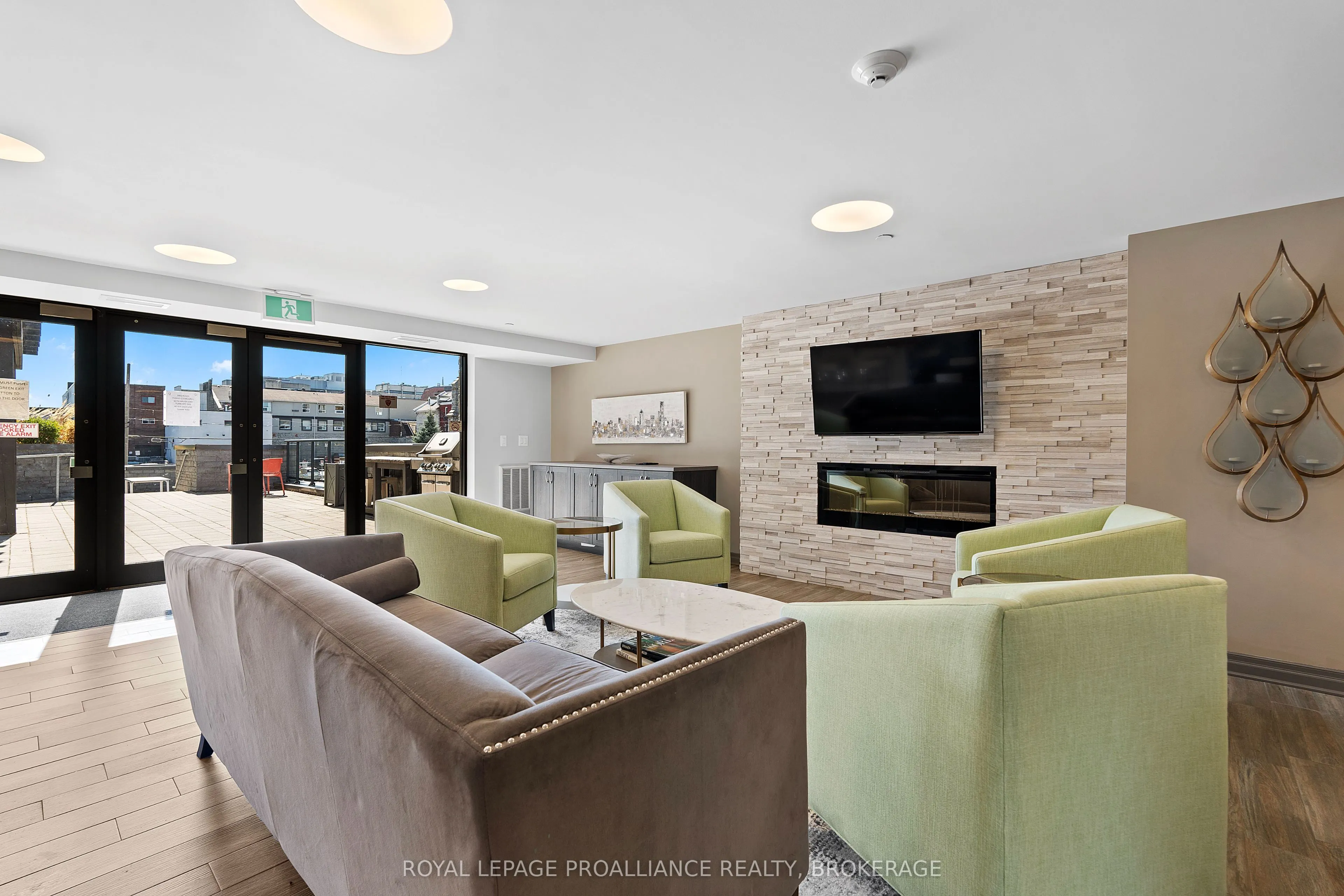 121 Queen Street, #406