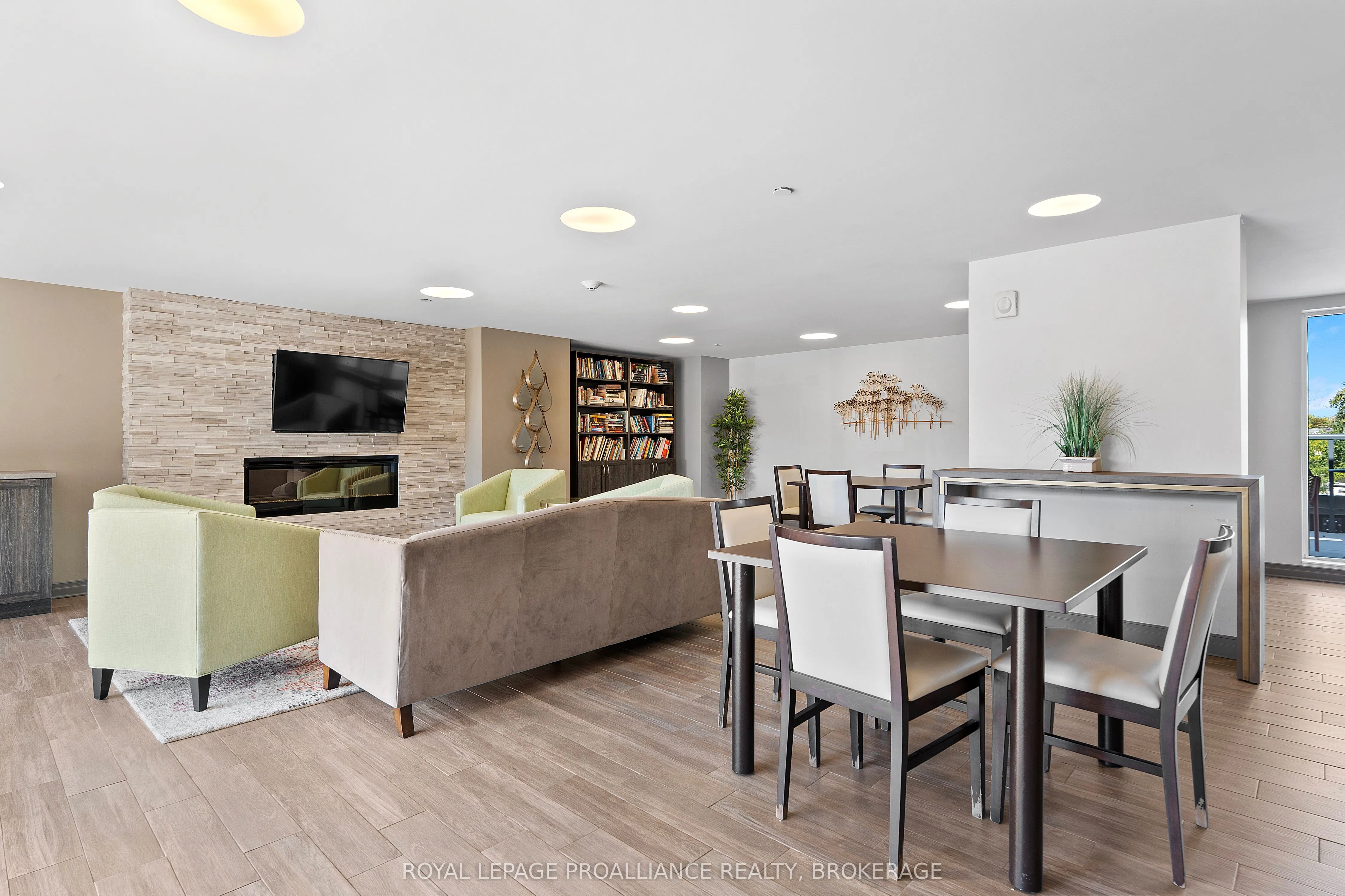 121 Queen Street, #406