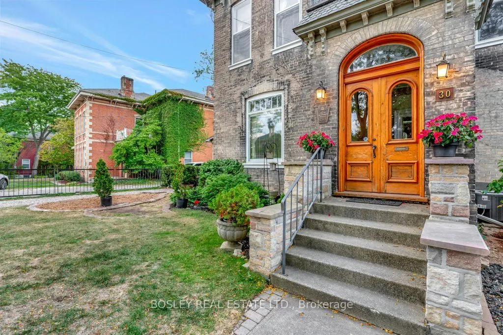 30 Lorne Crescent