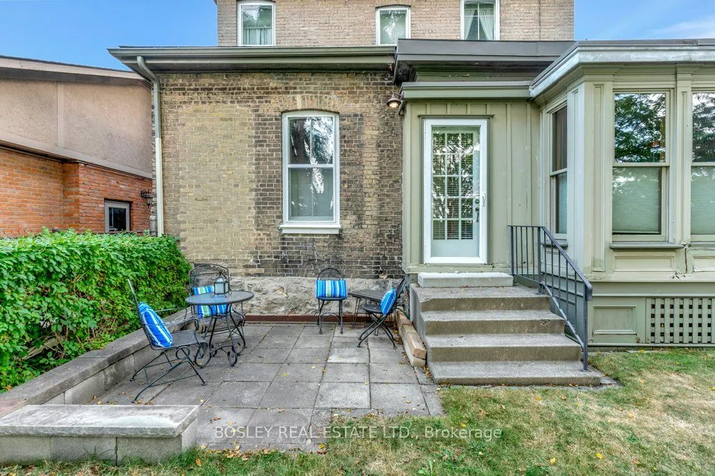 30 Lorne Crescent