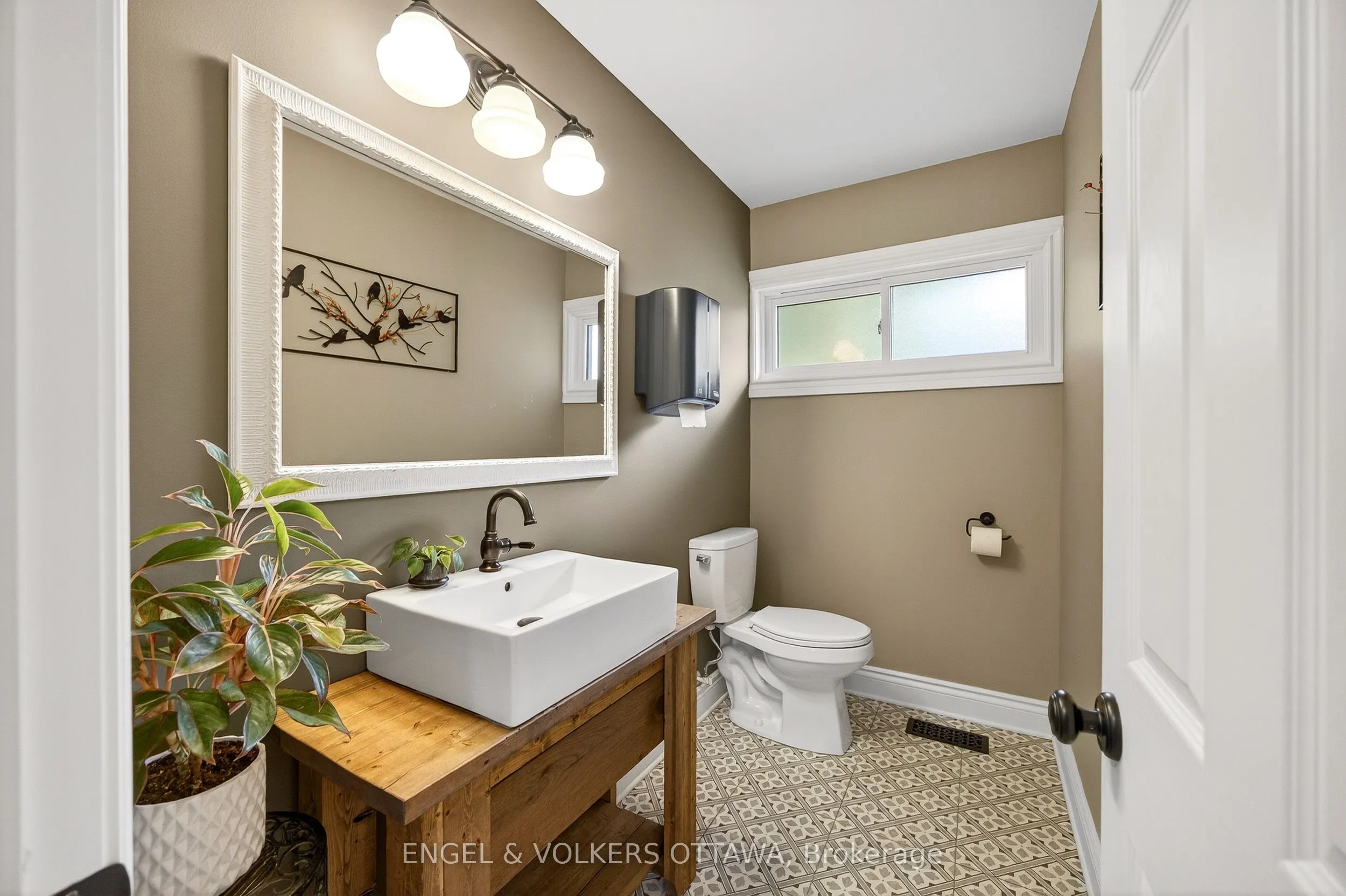 6 Foothills Drive
