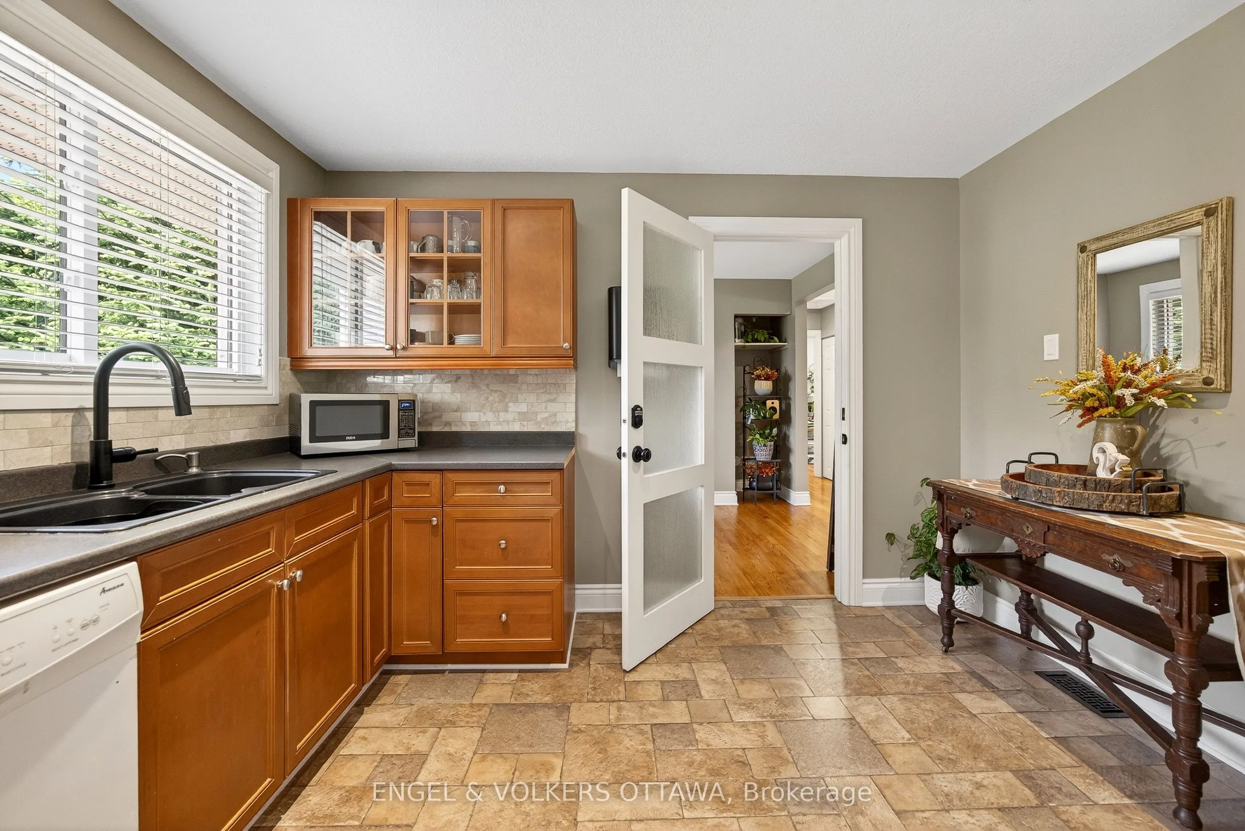 6 Foothills Drive