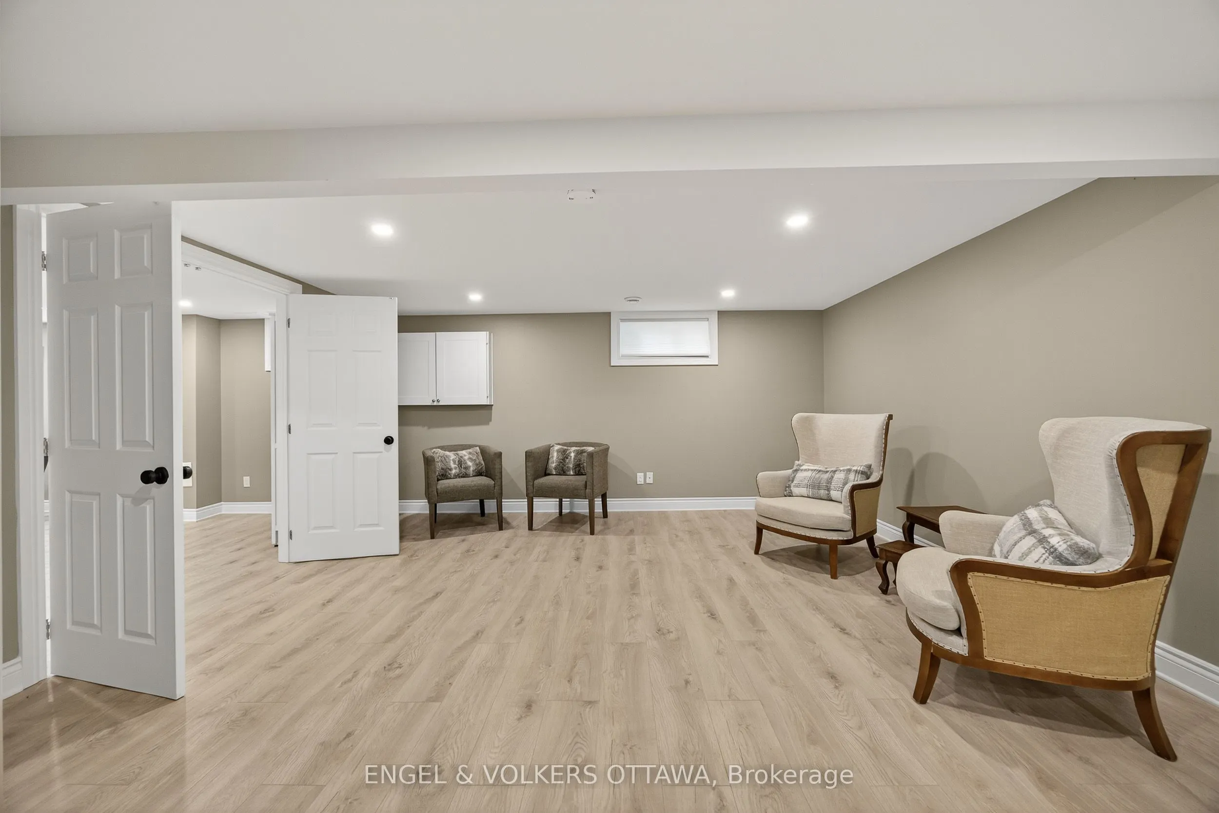 6 Foothills Drive