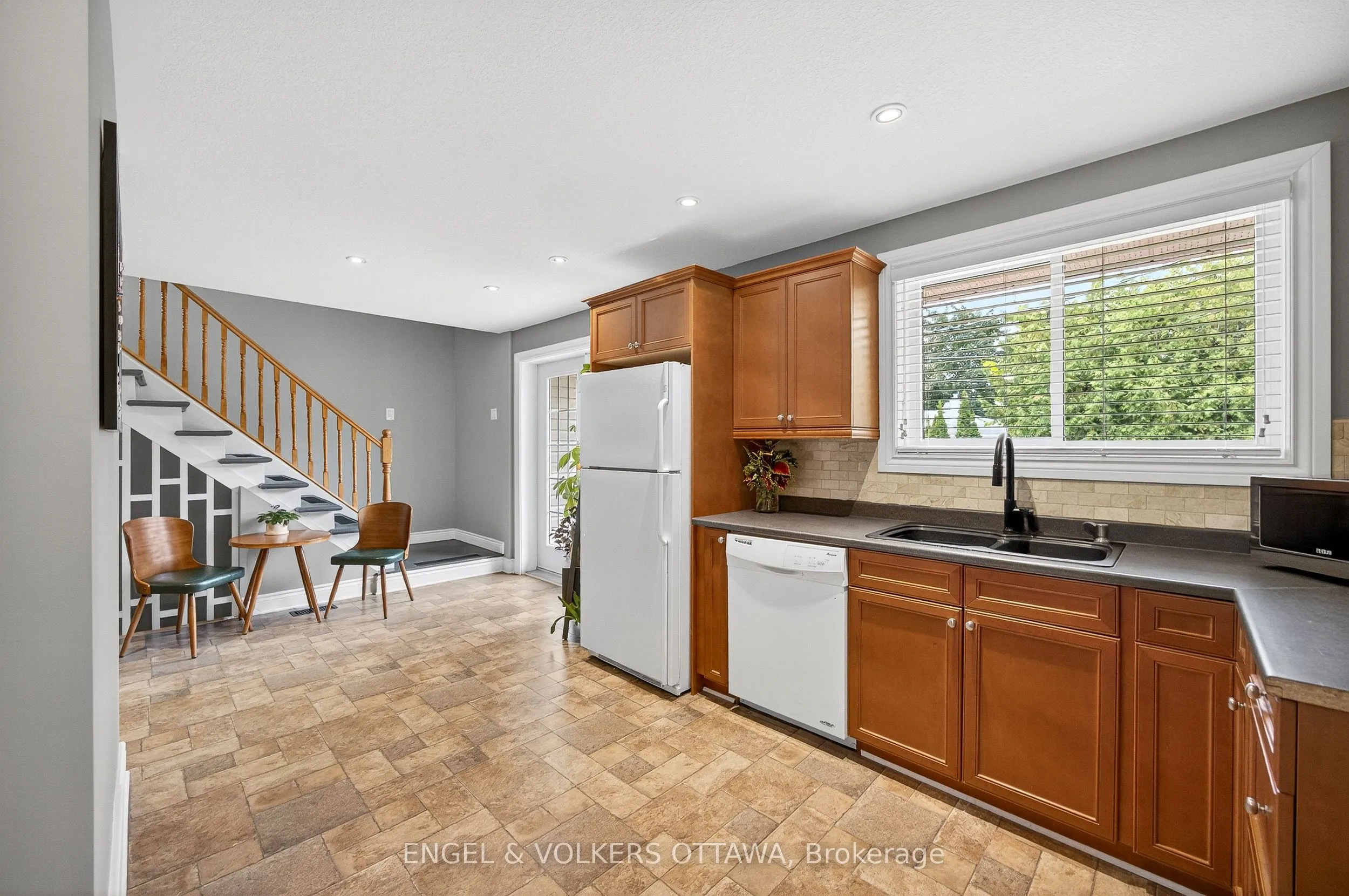 6 Foothills Drive