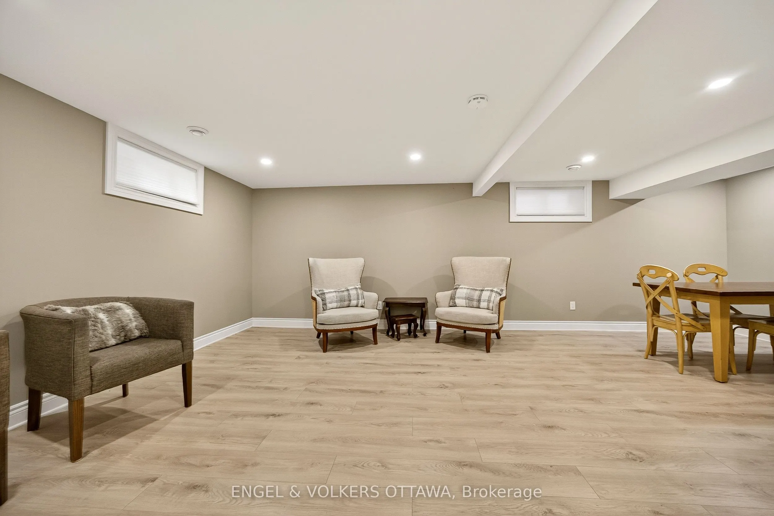 6 Foothills Drive