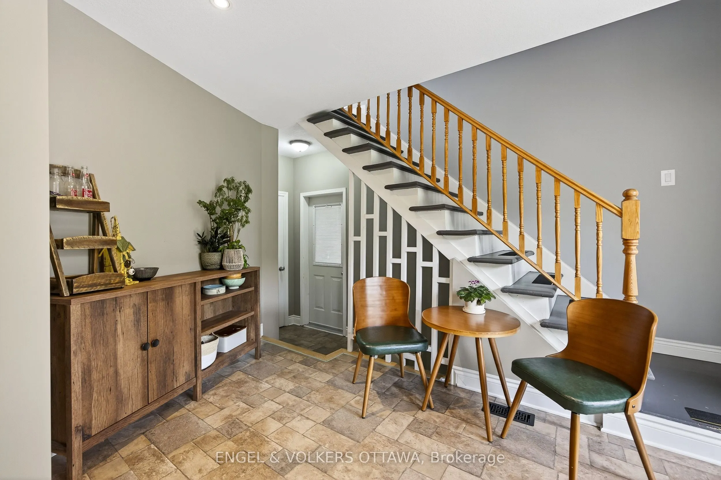 6 Foothills Drive