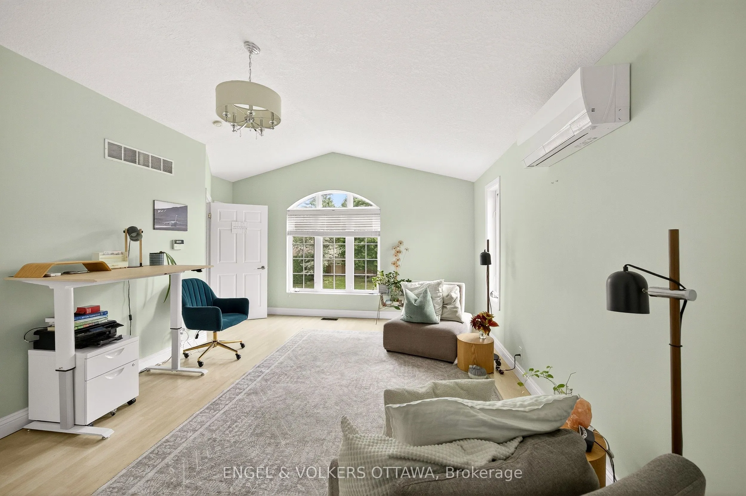 6 Foothills Drive