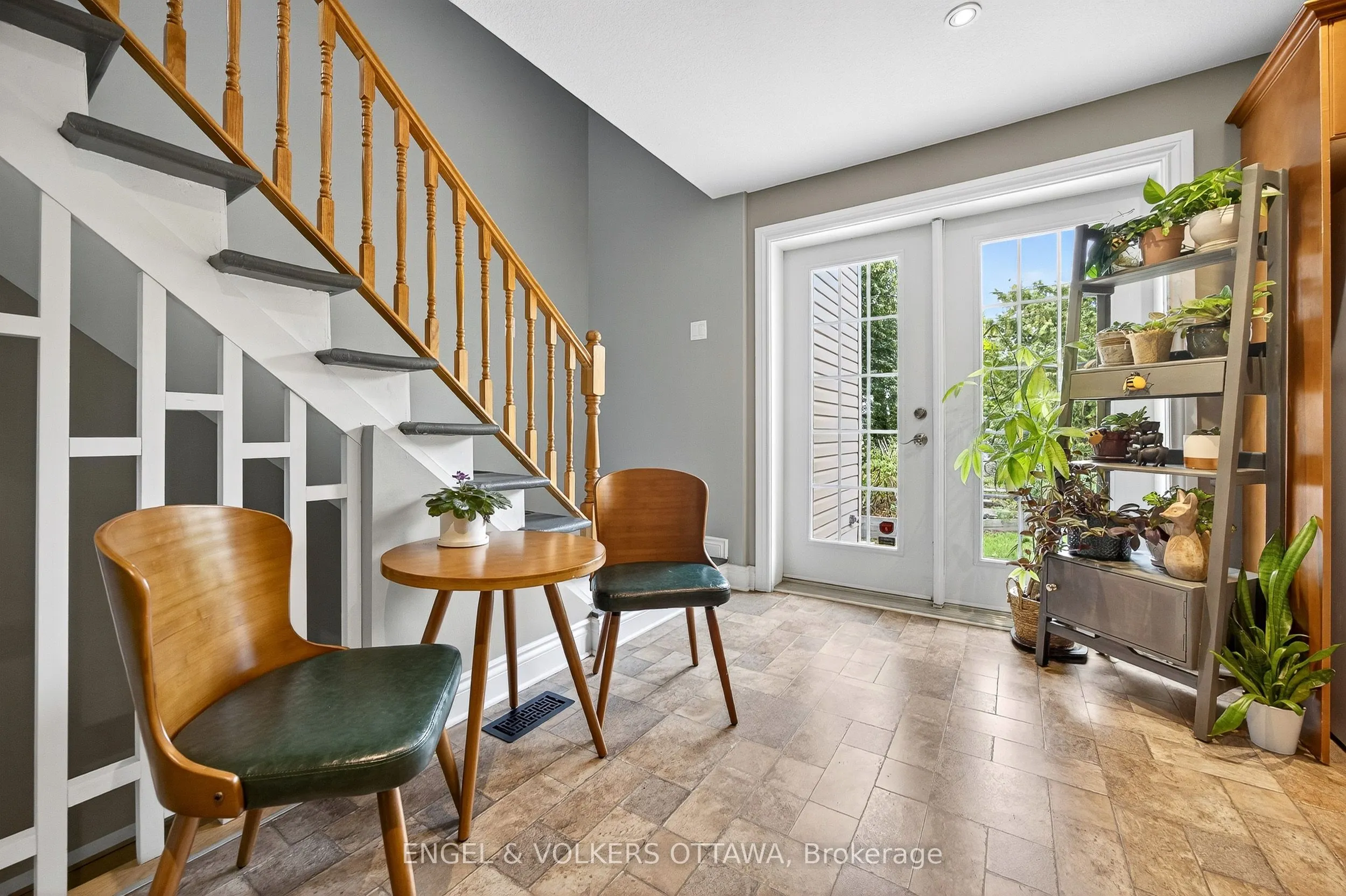 6 Foothills Drive