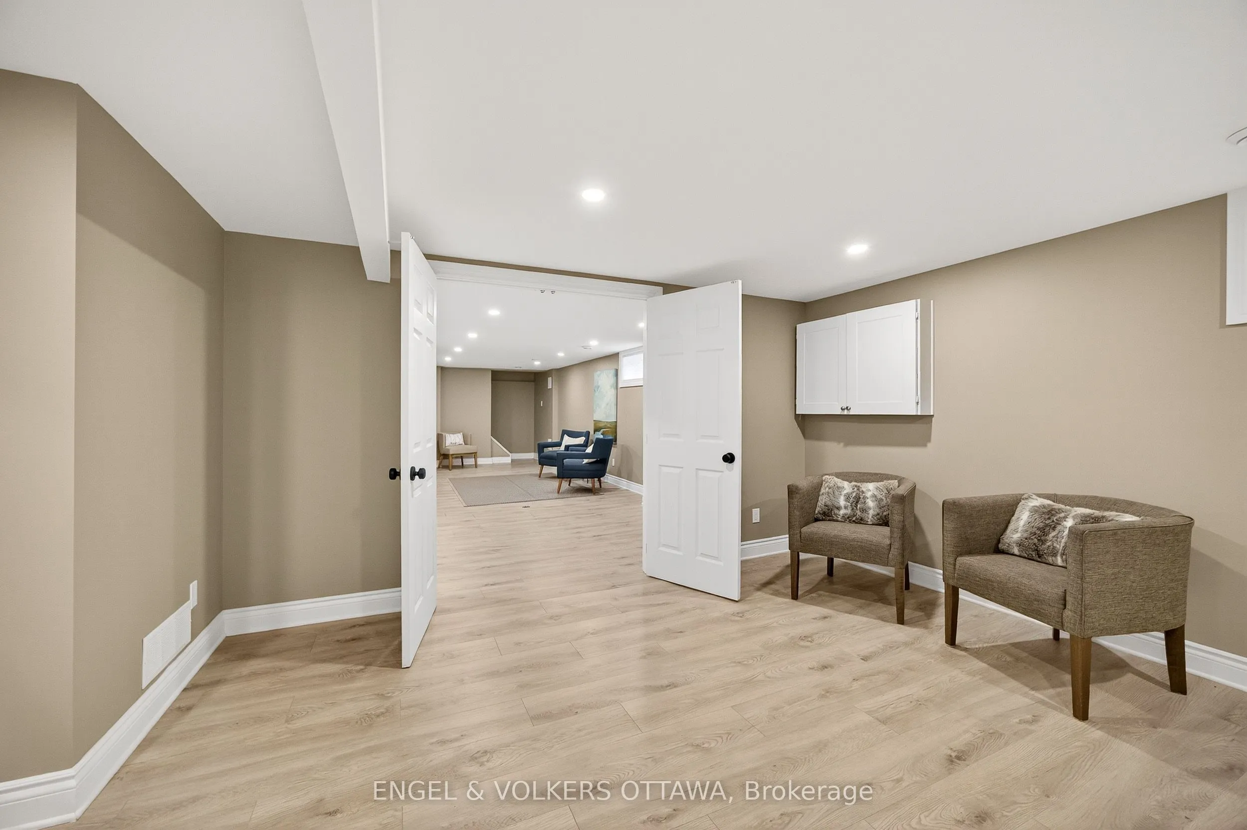 6 Foothills Drive
