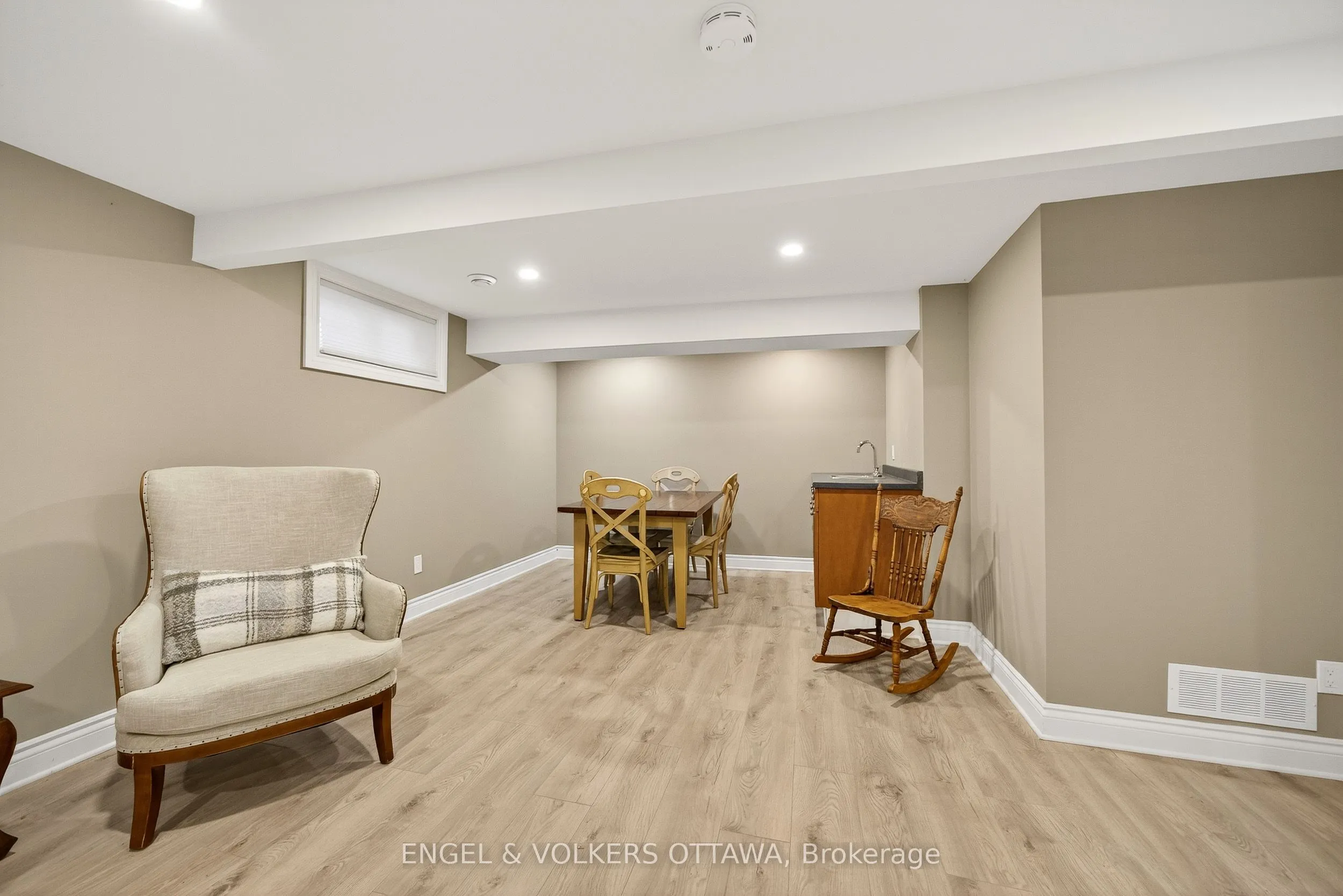 6 Foothills Drive