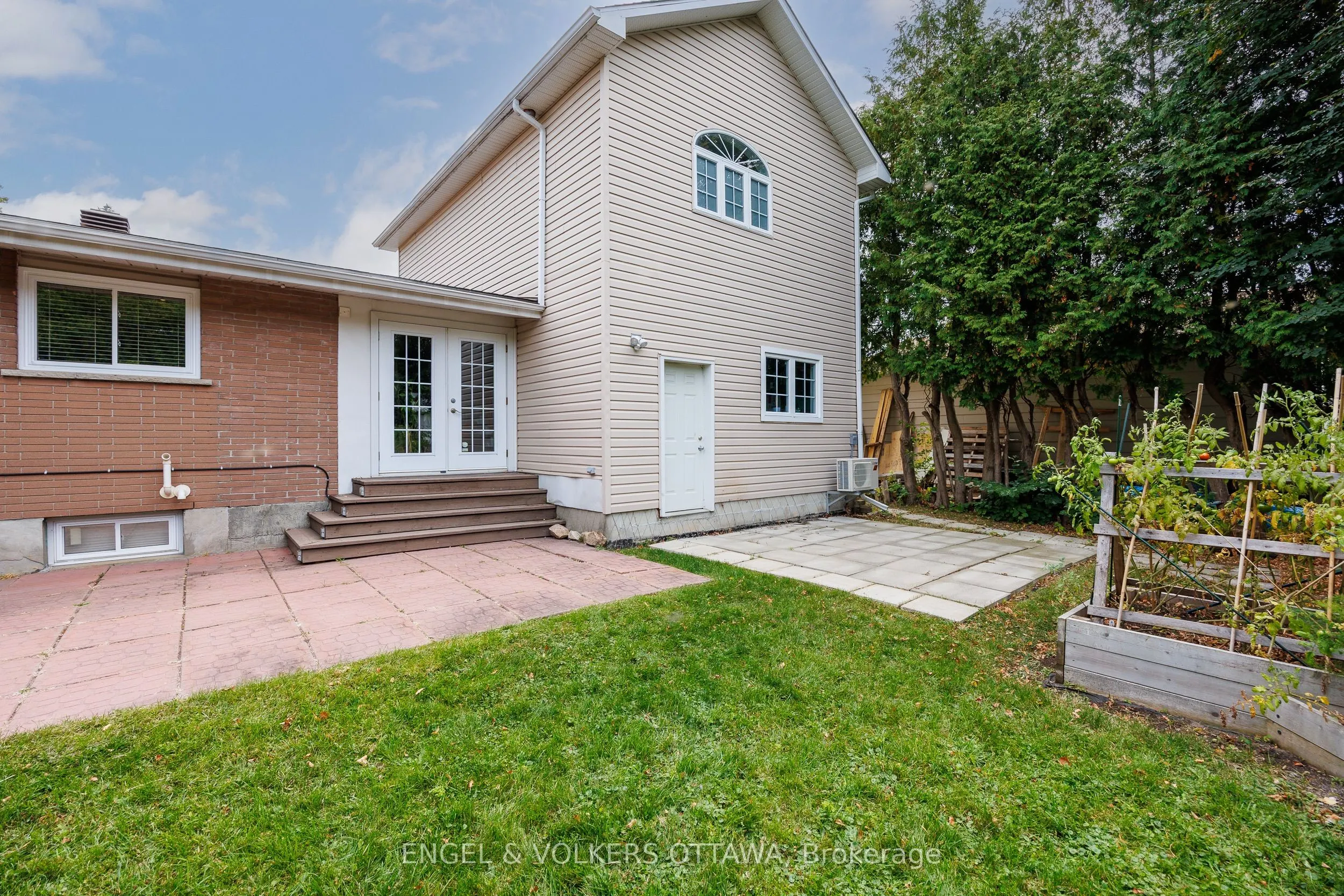 6 Foothills Drive