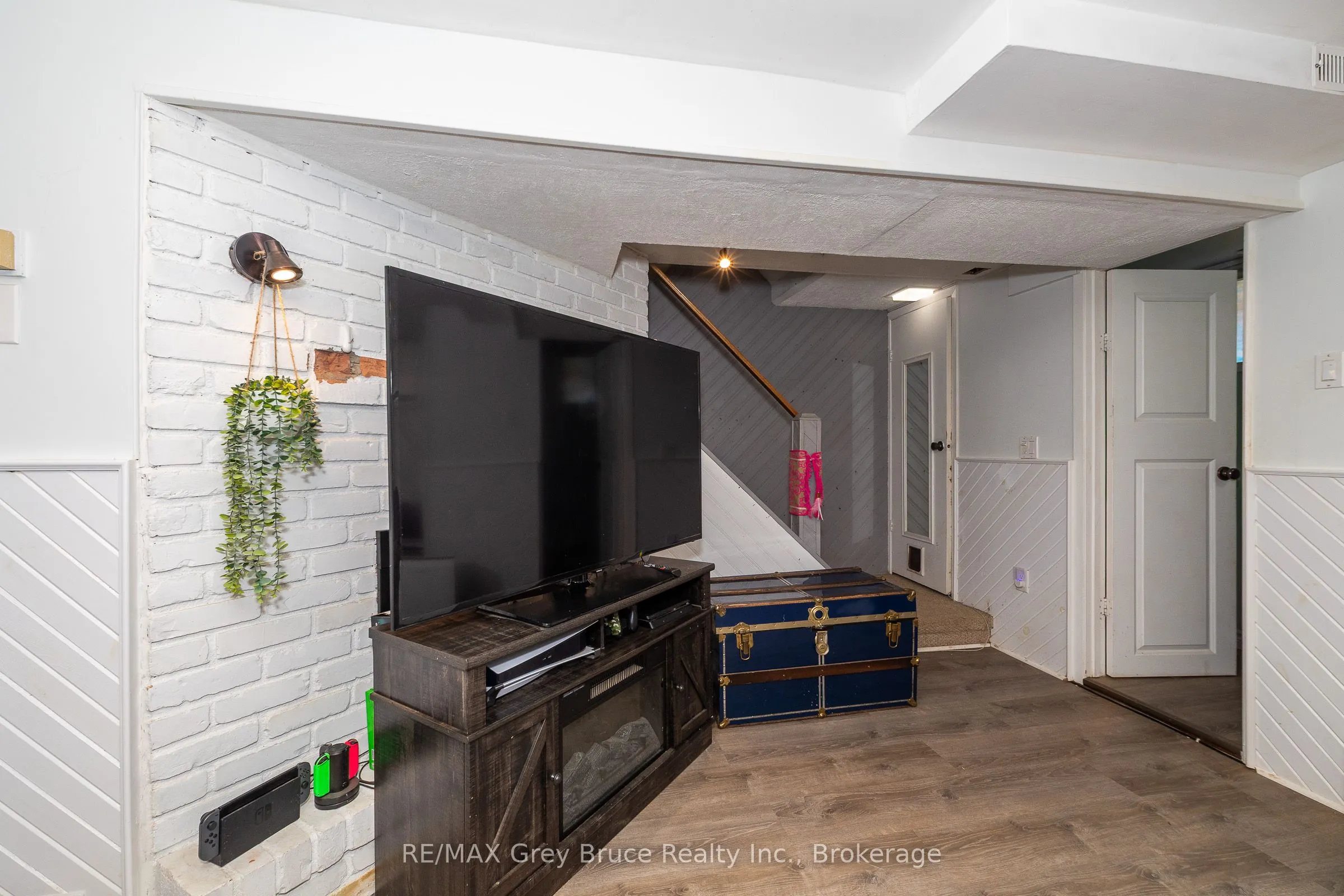 206 6th Avenue E