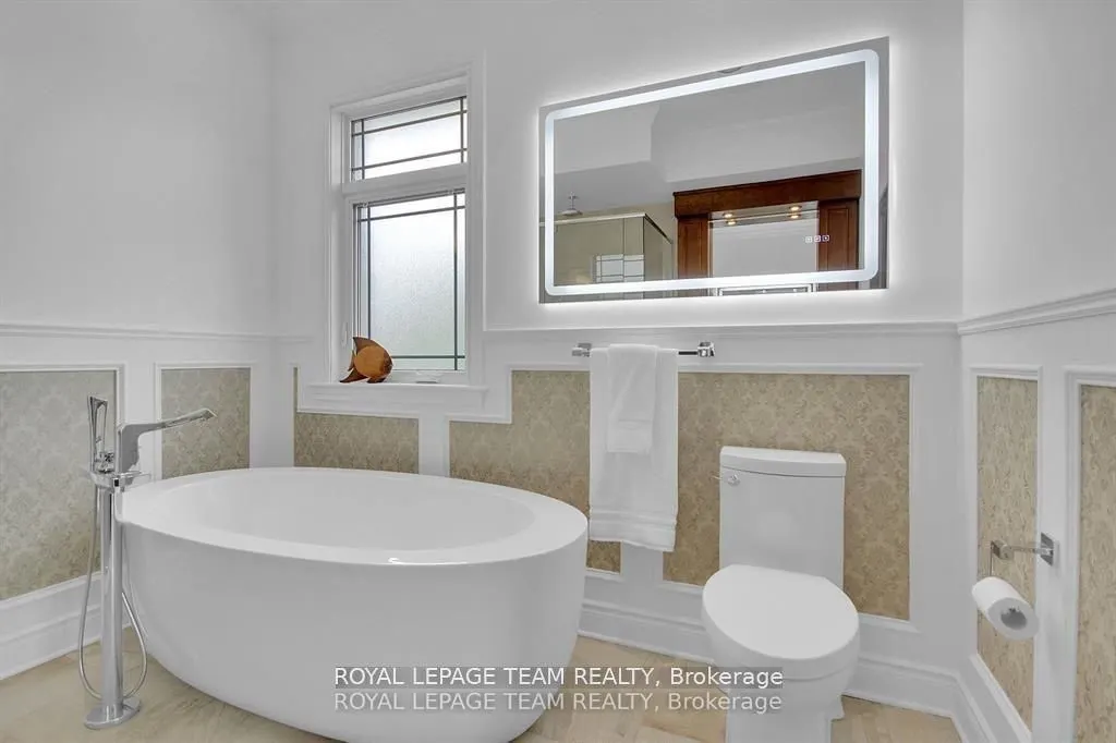 5591 Manotick Main Street