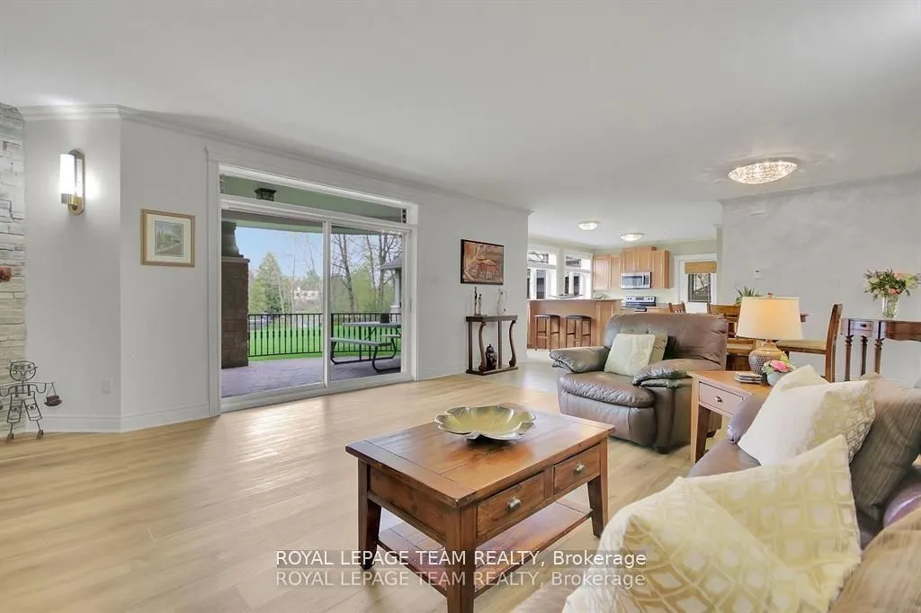 5591 Manotick Main Street