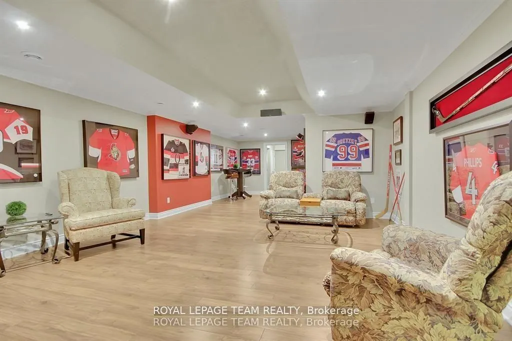 5591 Manotick Main Street