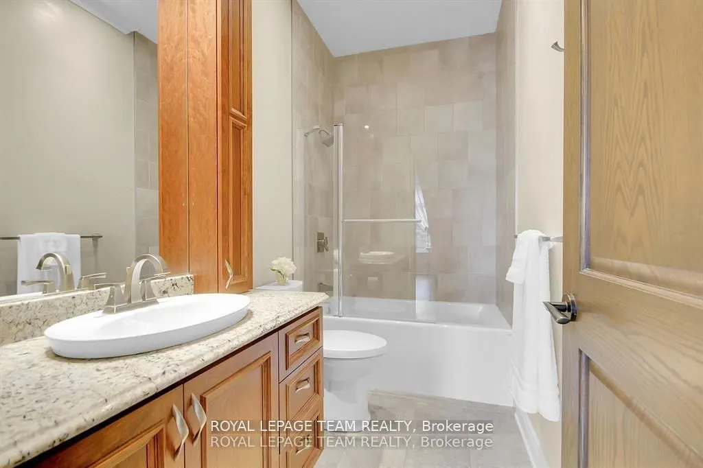 5591 Manotick Main Street