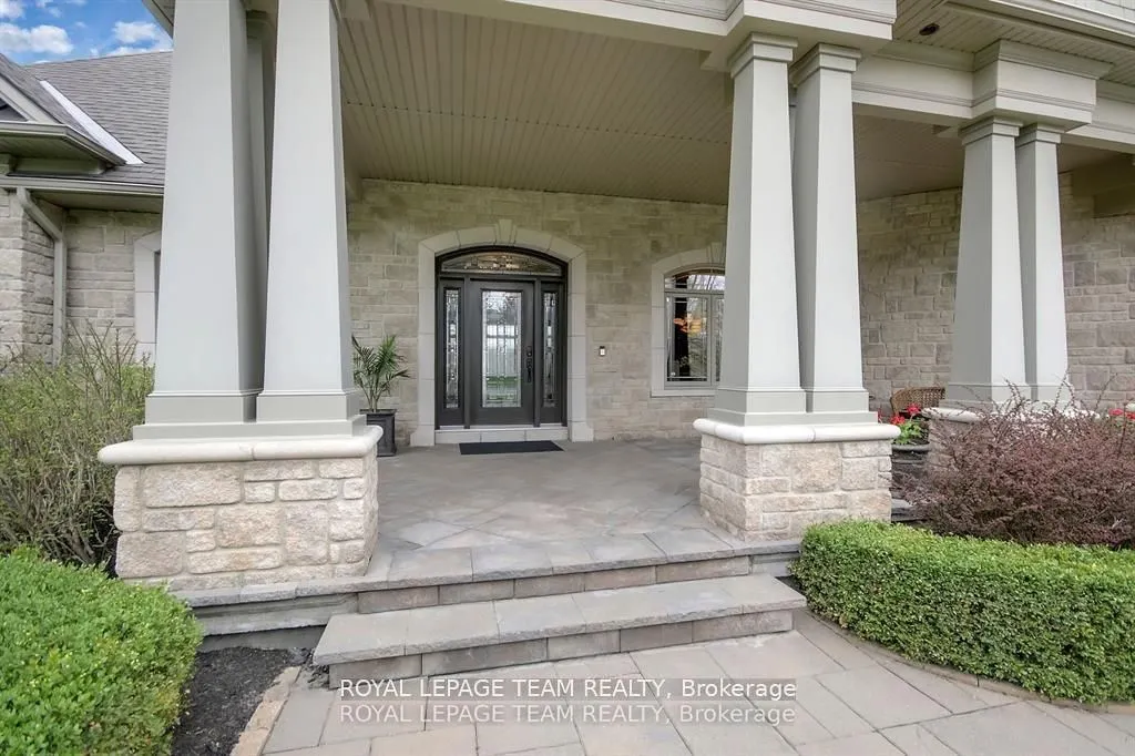 5591 Manotick Main Street