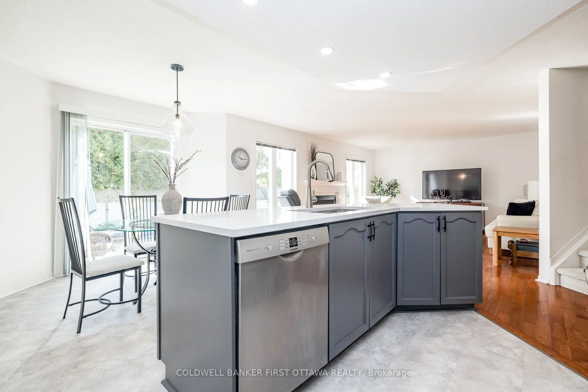 14 VISTAPOINTE Drive