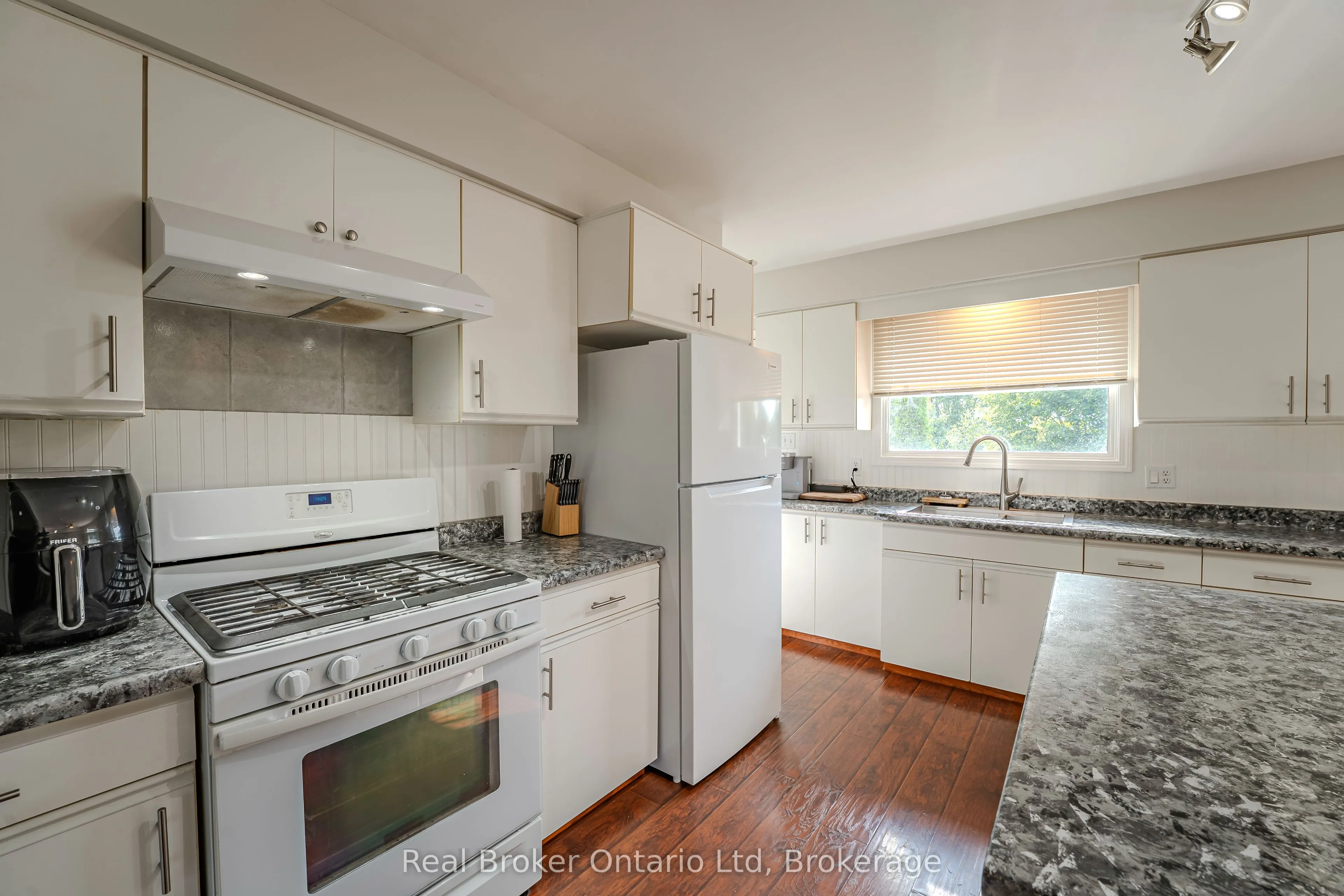 394 Queen Street N