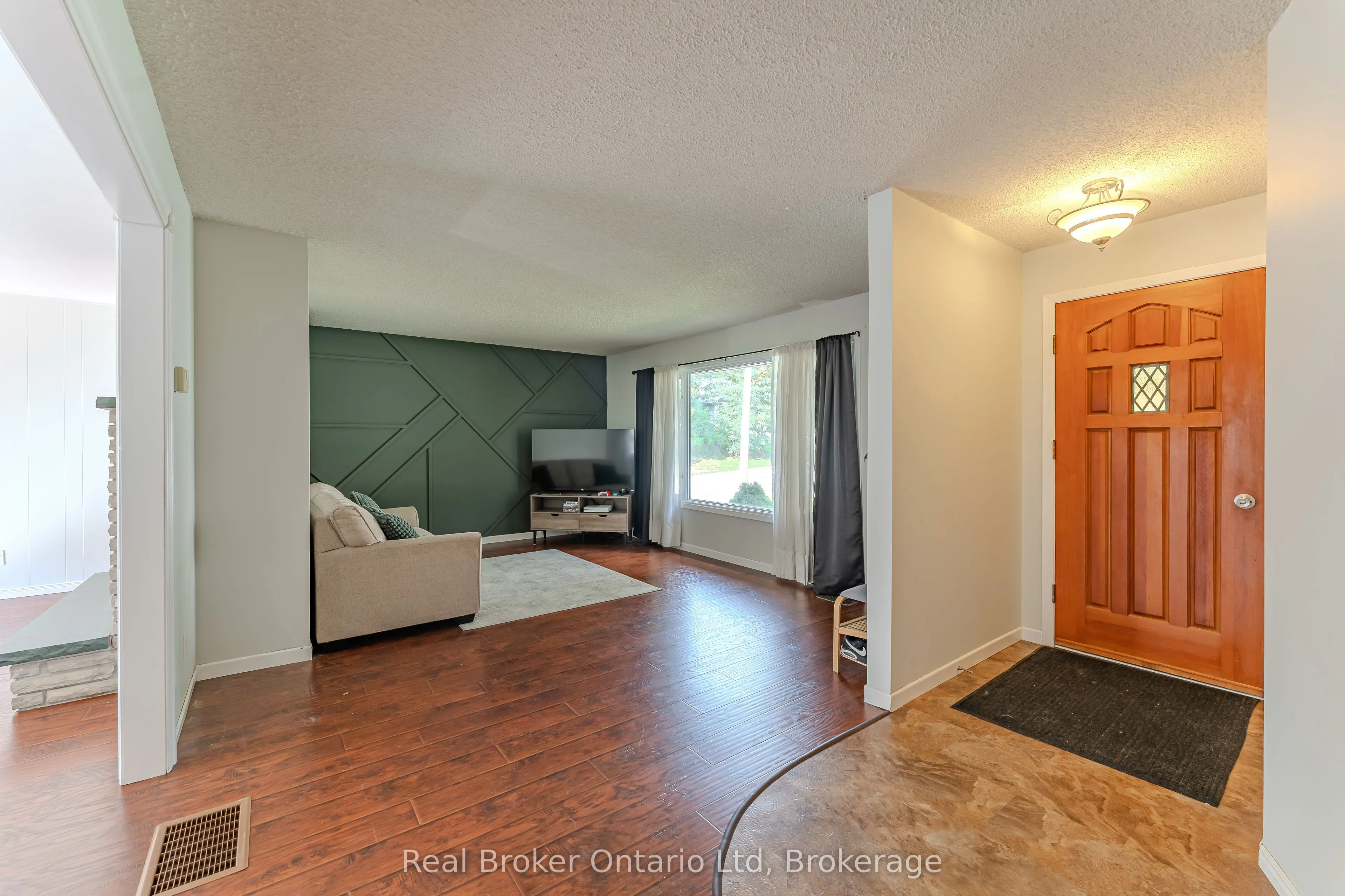 394 Queen Street N