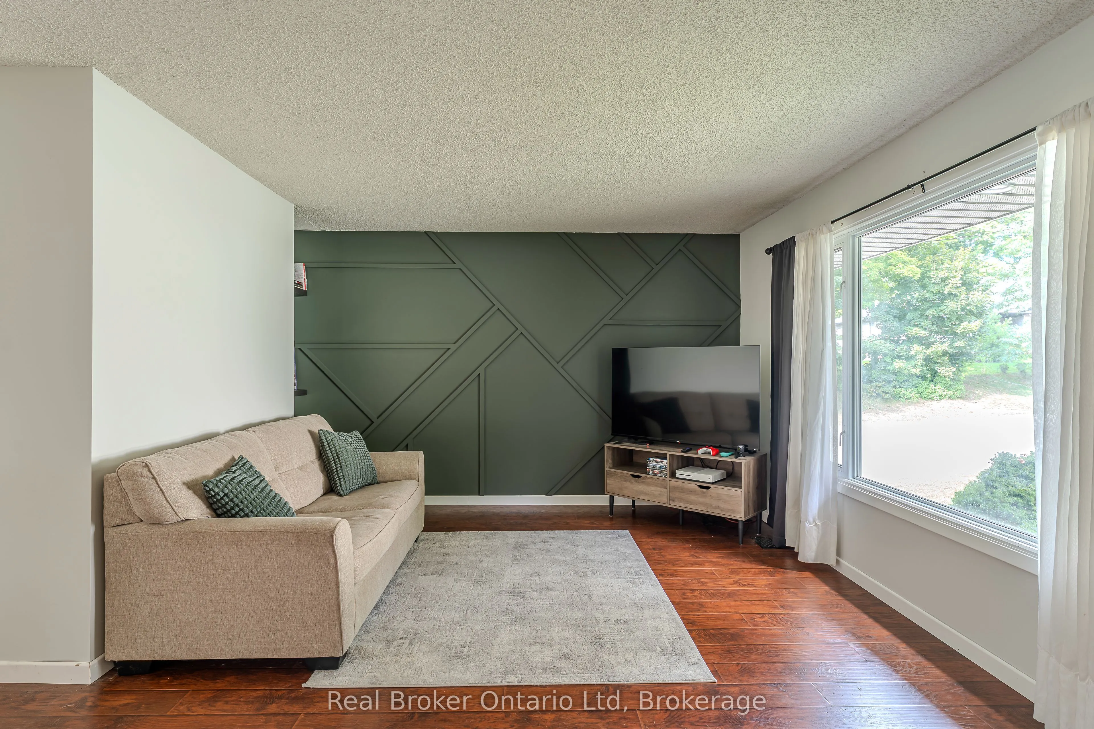394 Queen Street N