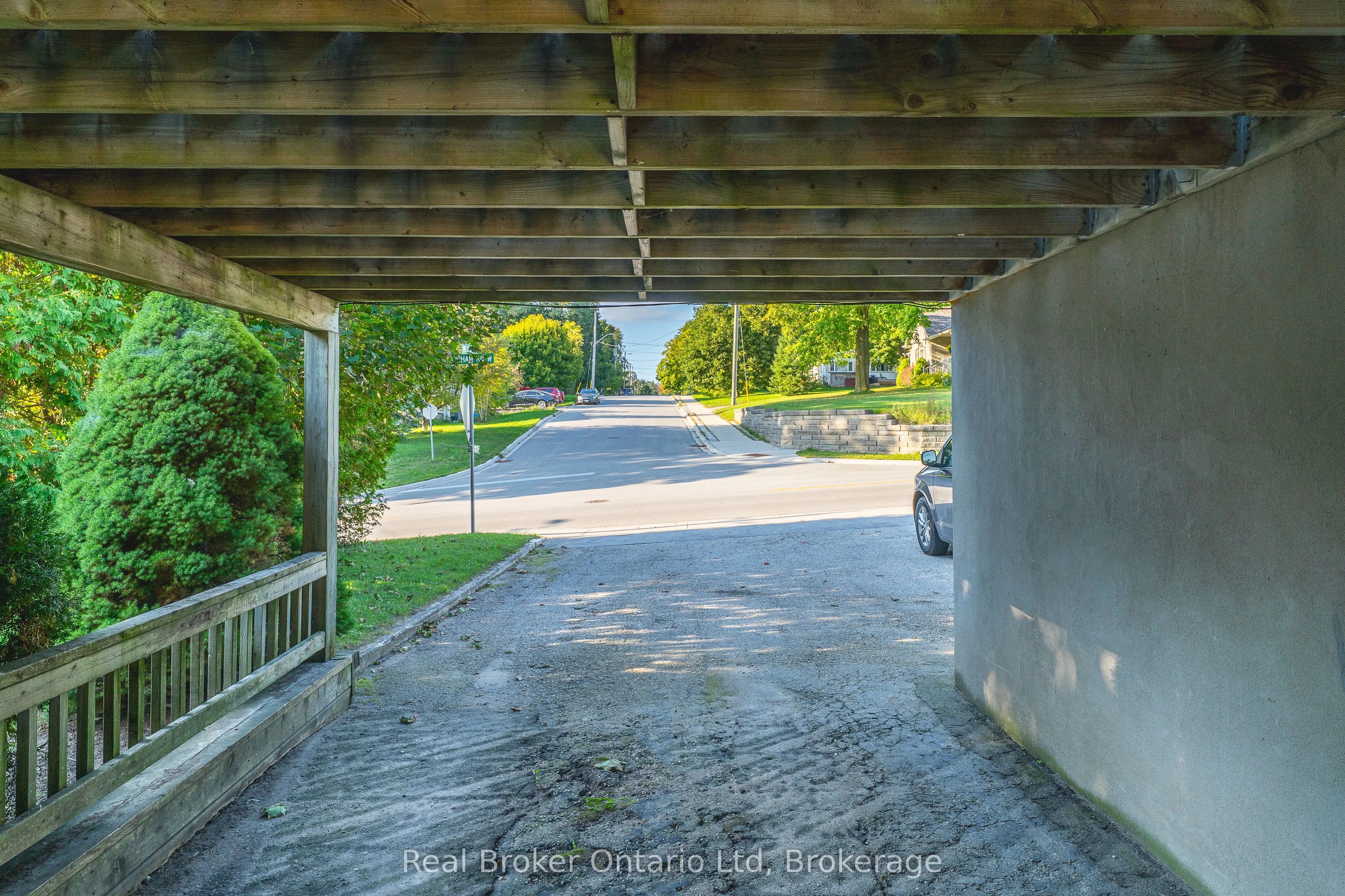 394 Queen Street N