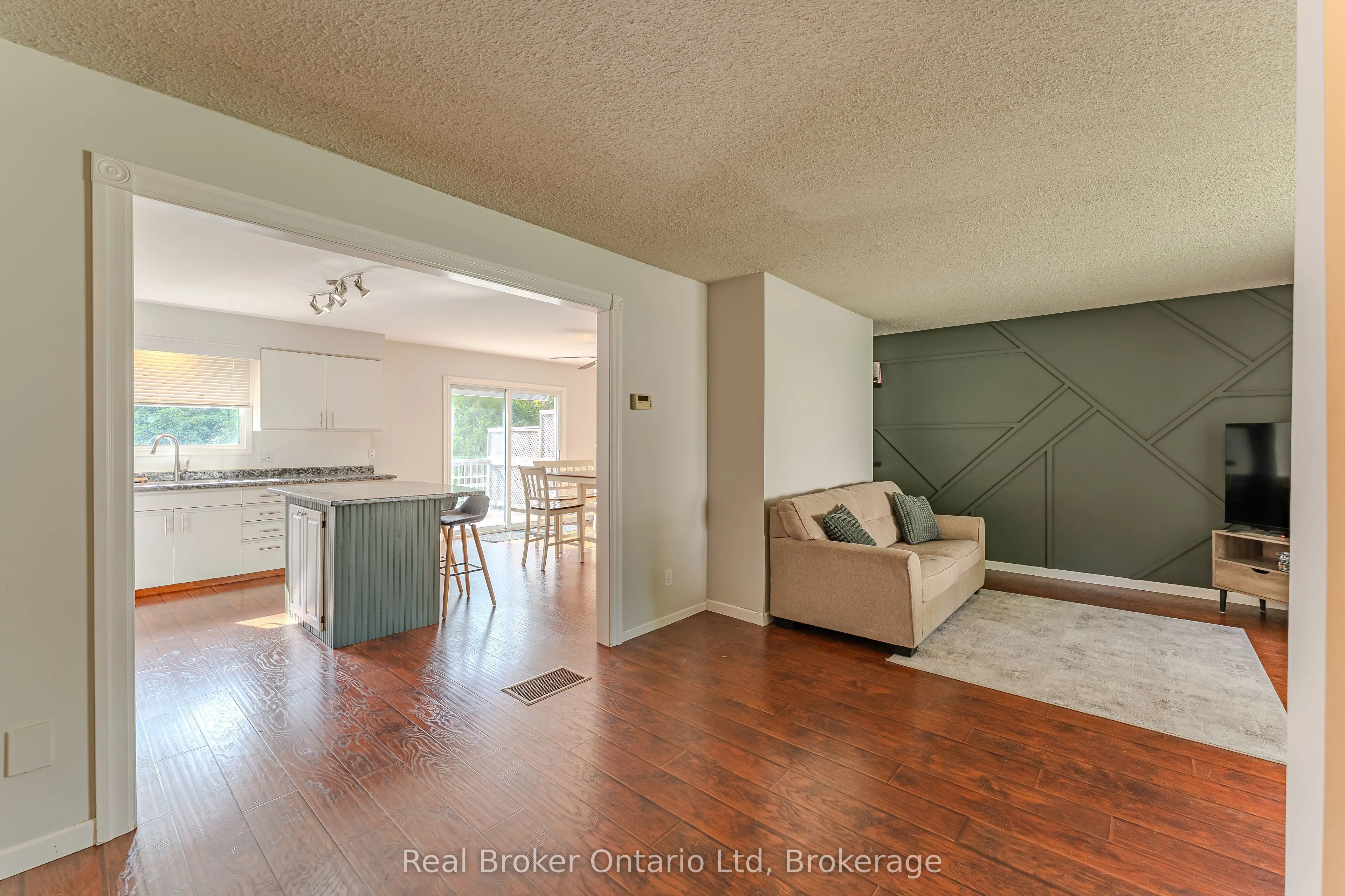394 Queen Street N