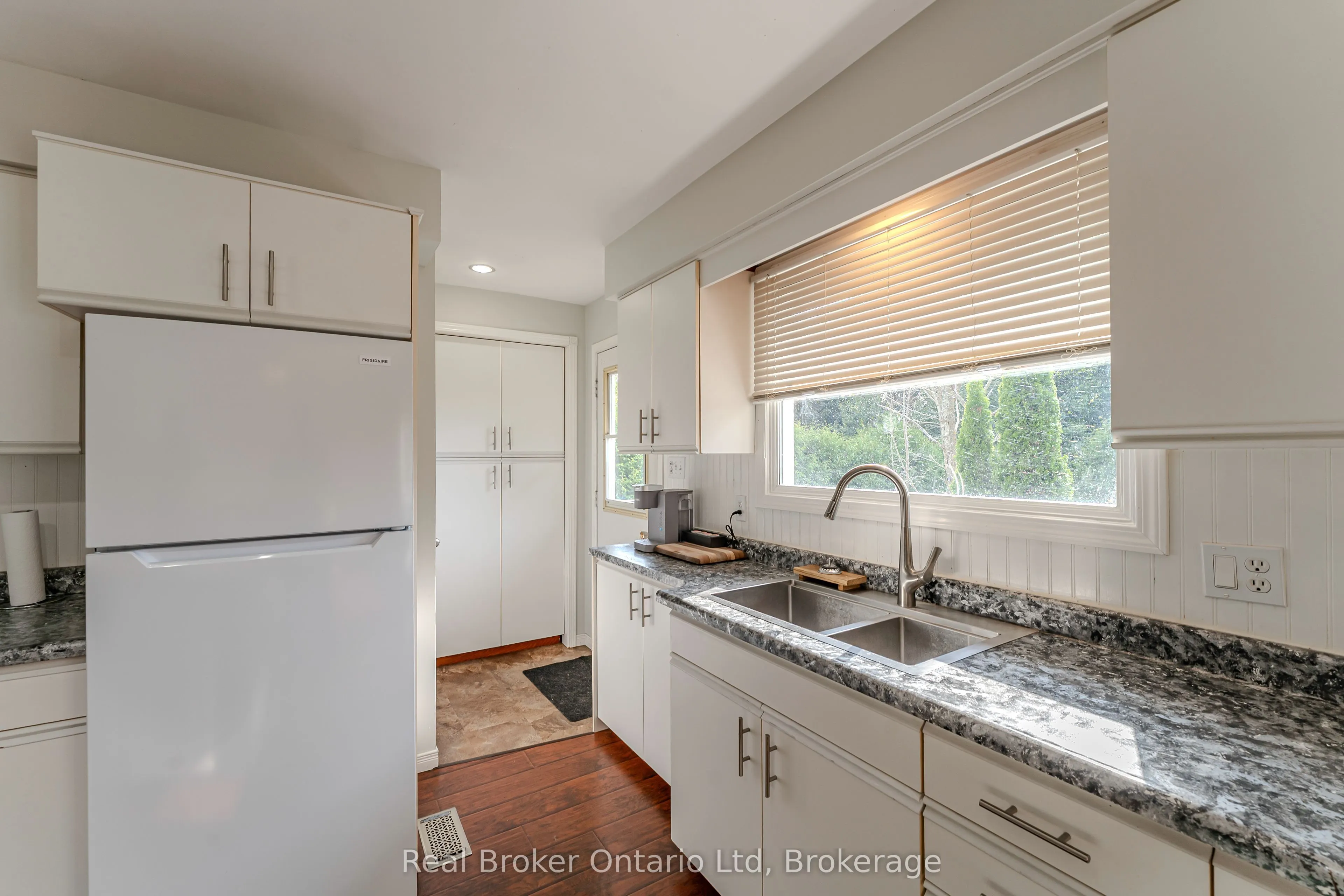 394 Queen Street N