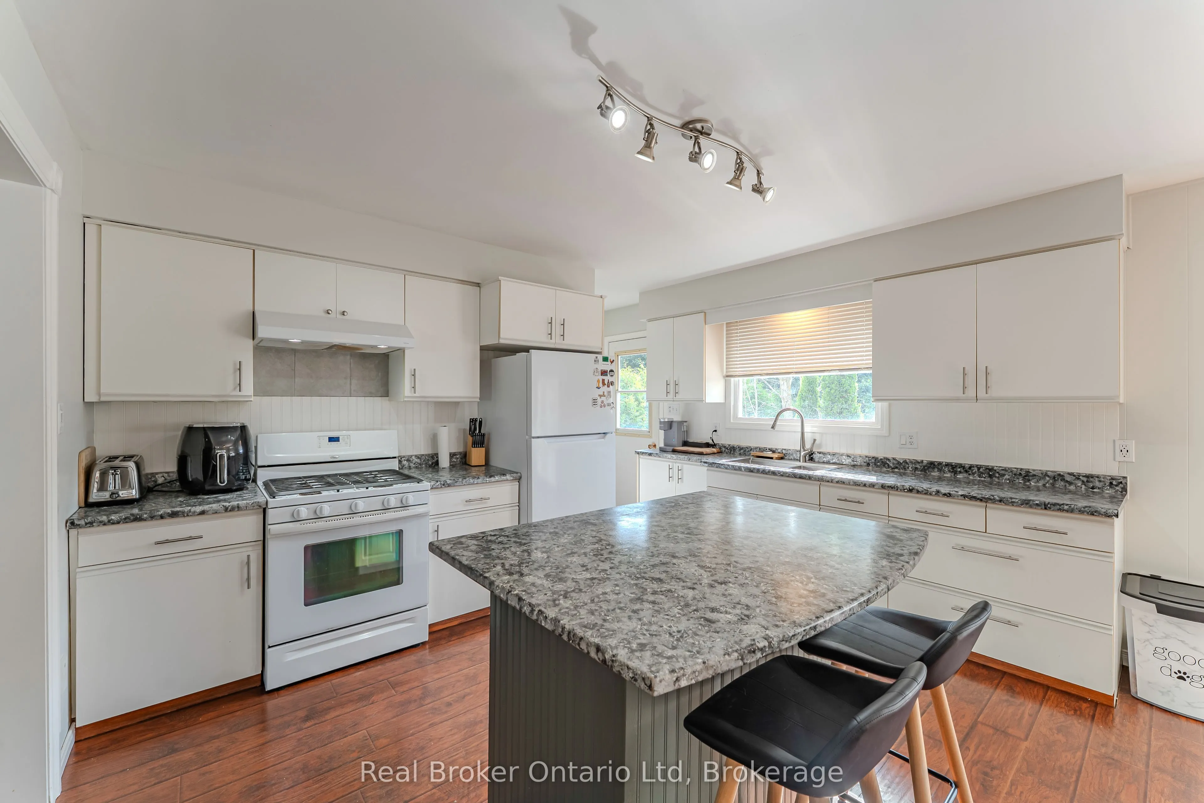 394 Queen Street N