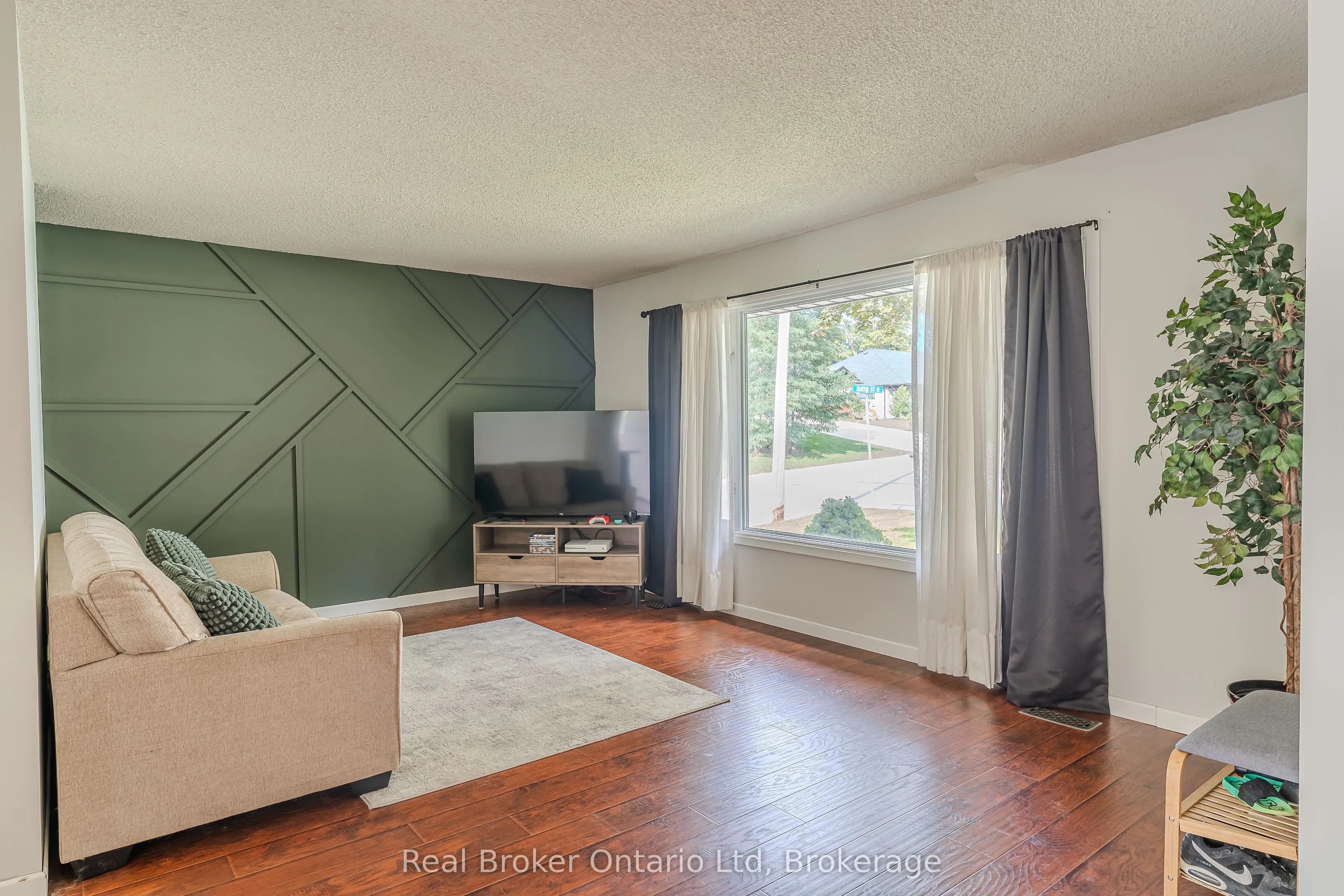 394 Queen Street N
