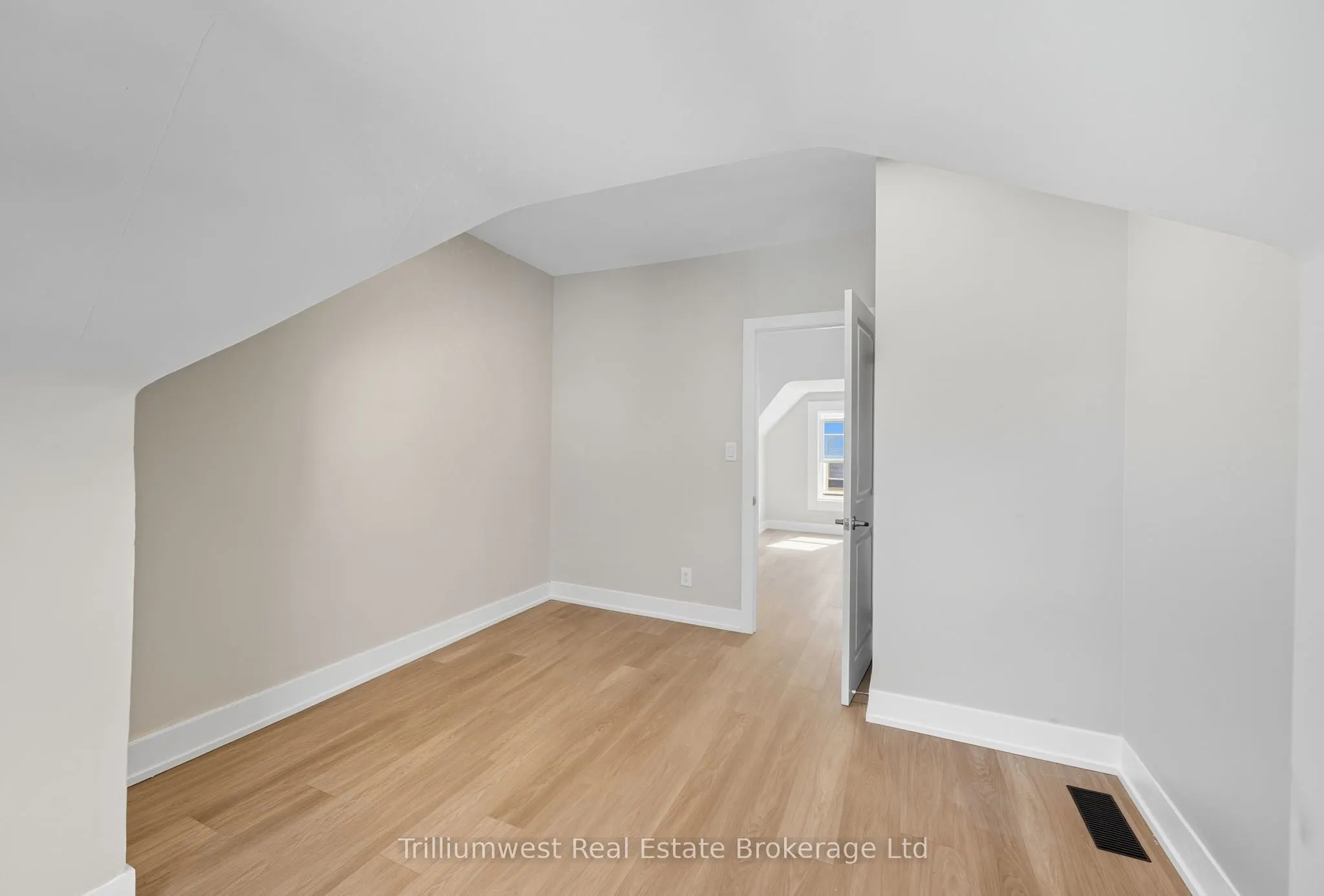 60 1/2 St Catharine Street