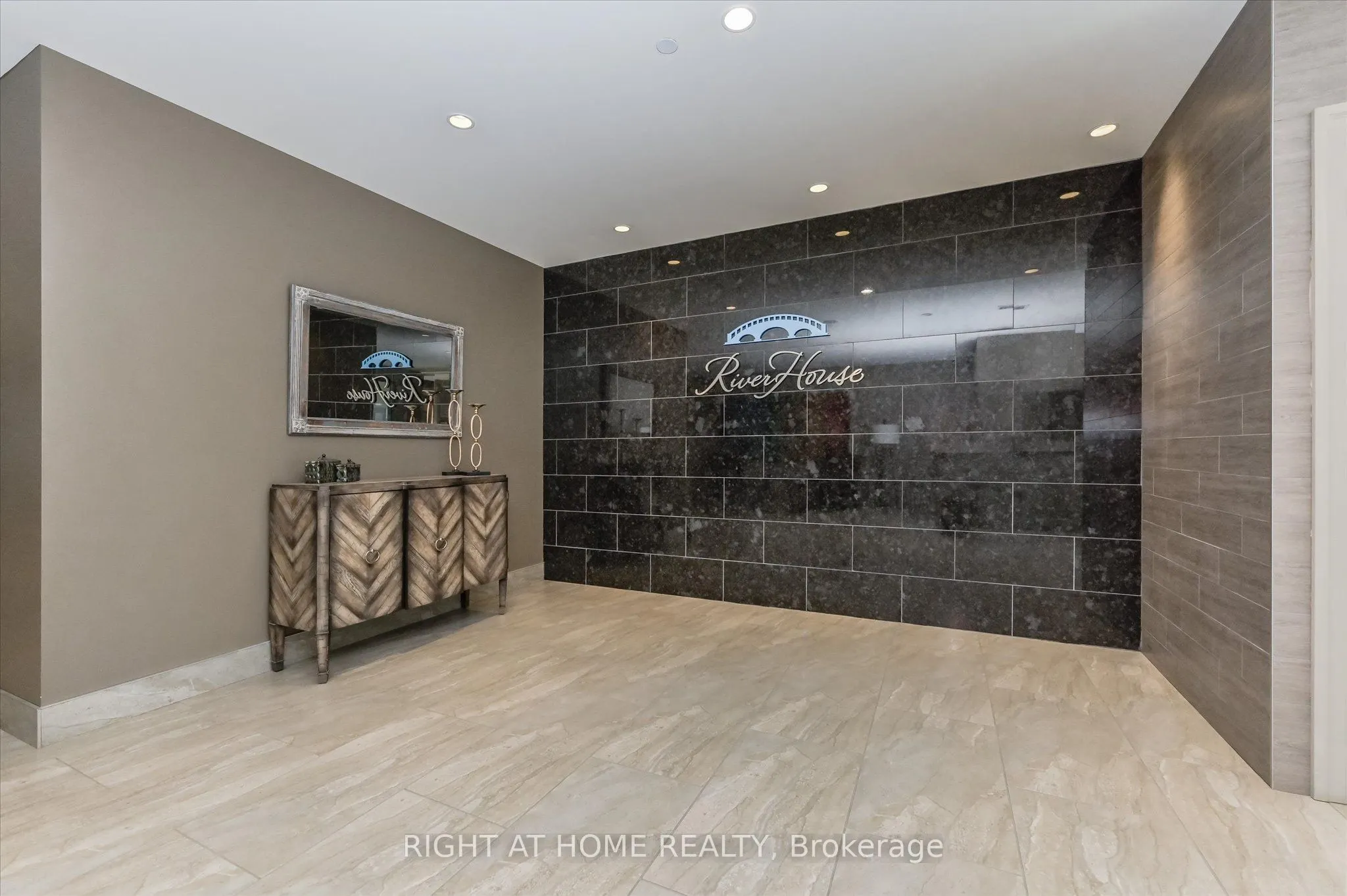 160 Macdonell Street, #707