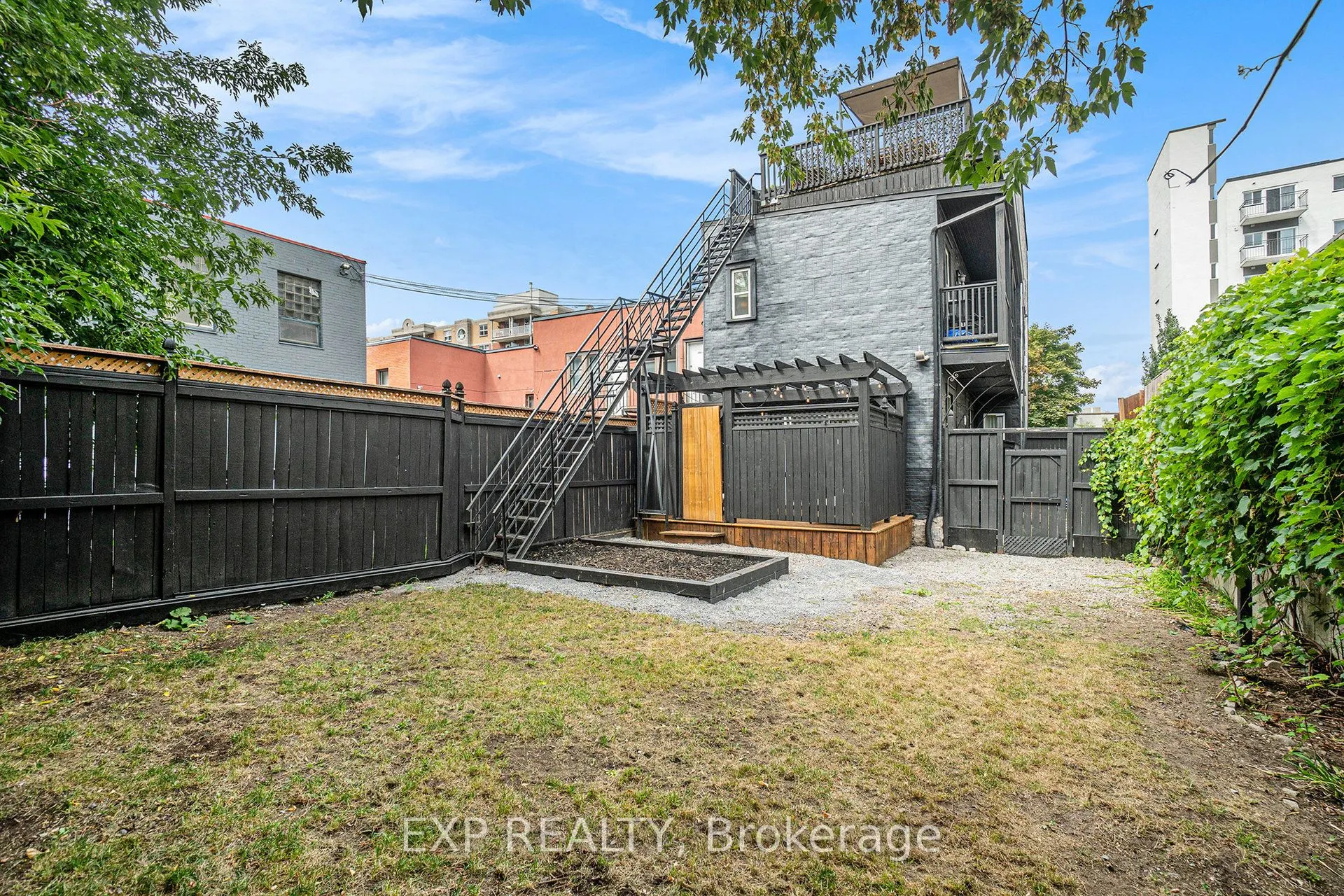 208 Clarence Street