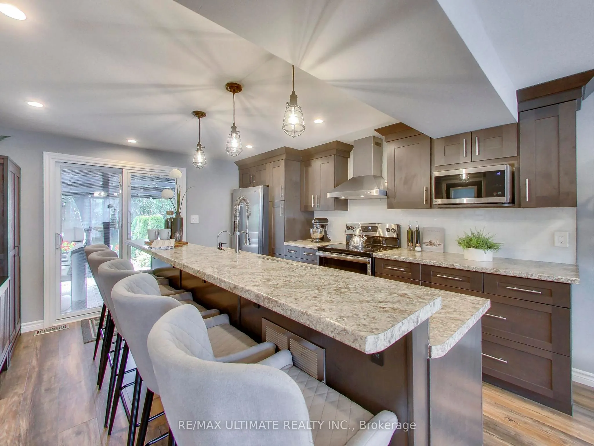 496 Elgin Street N