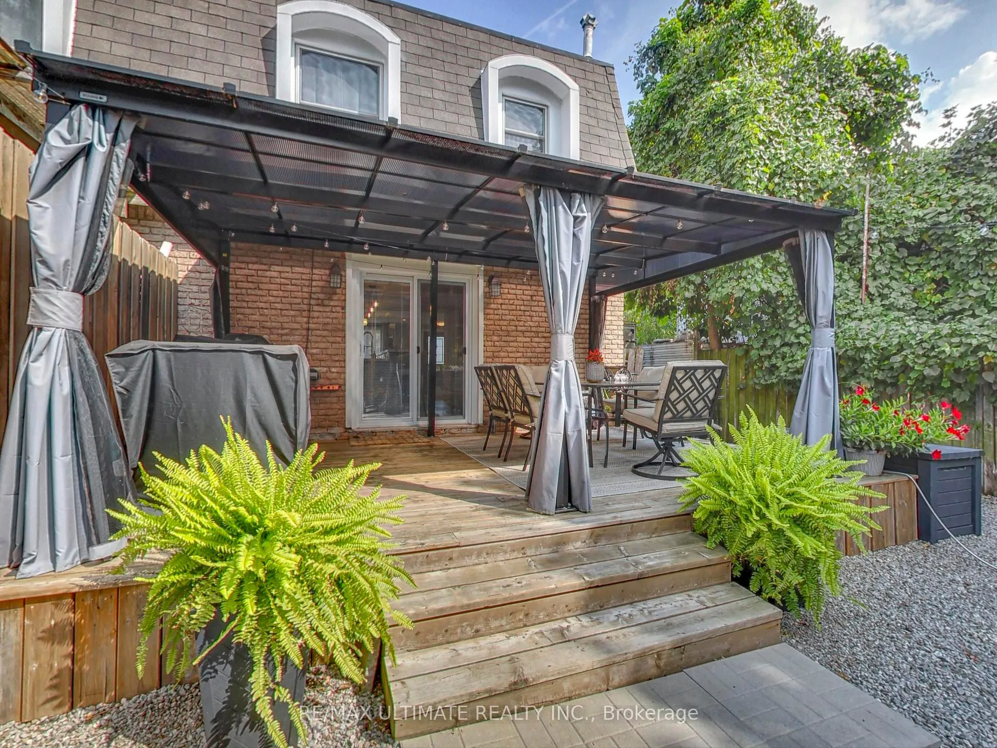 496 Elgin Street N