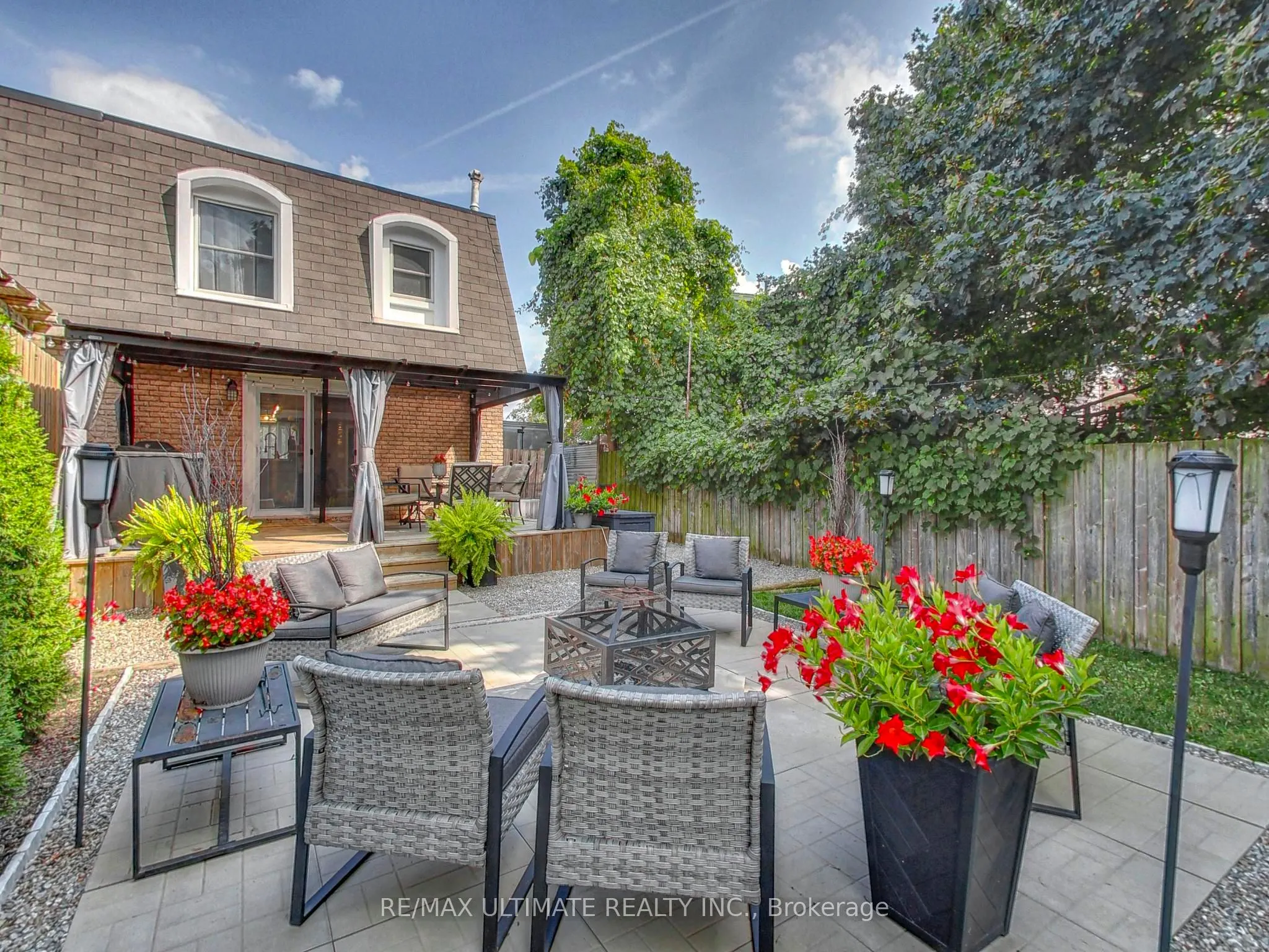 496 Elgin Street N
