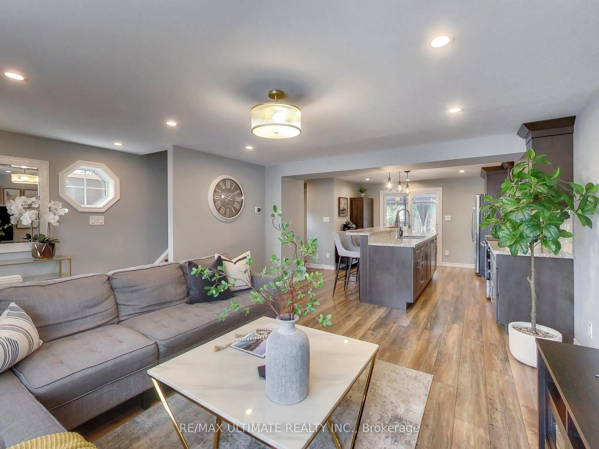 496 Elgin Street N