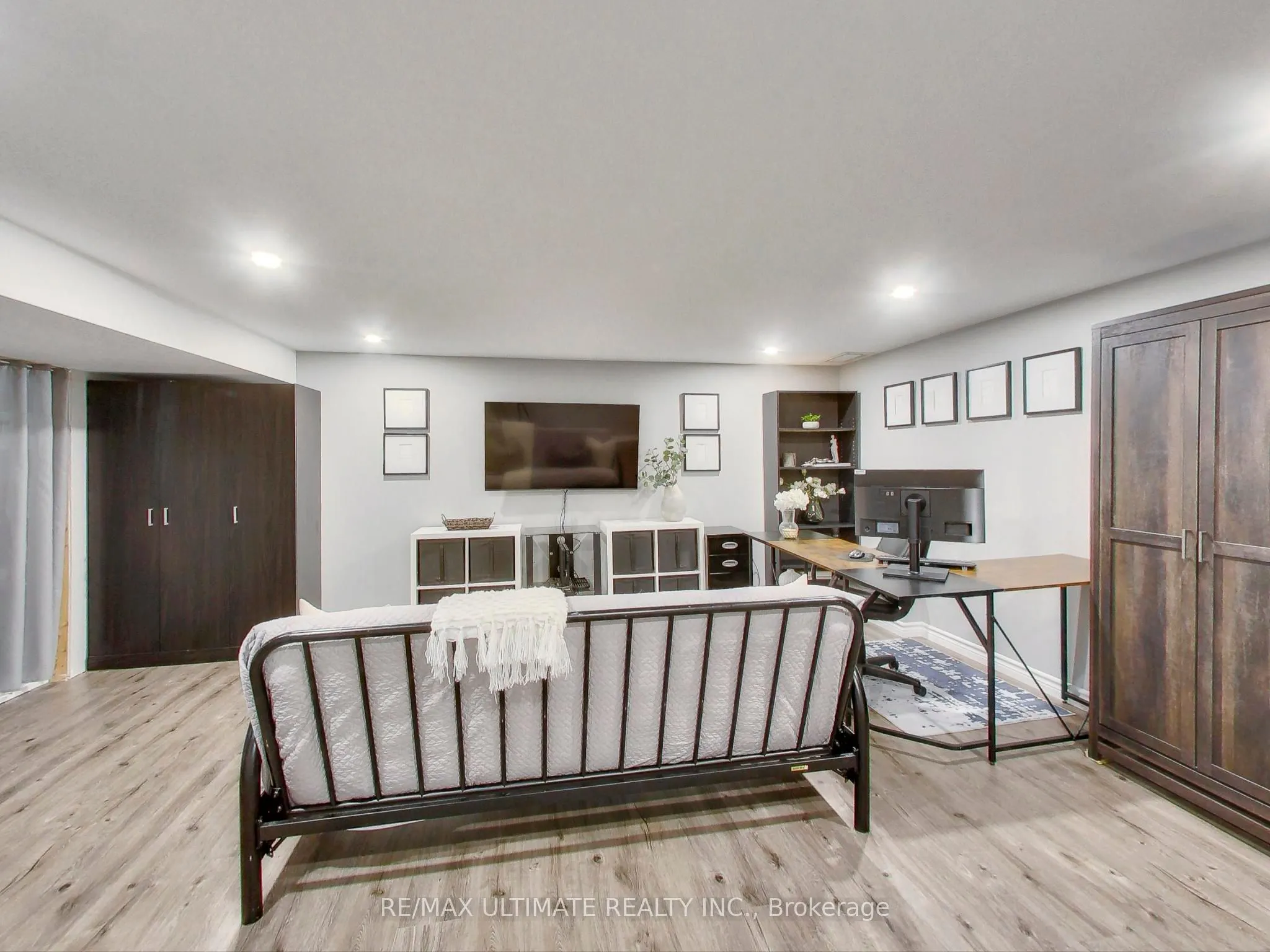 496 Elgin Street N