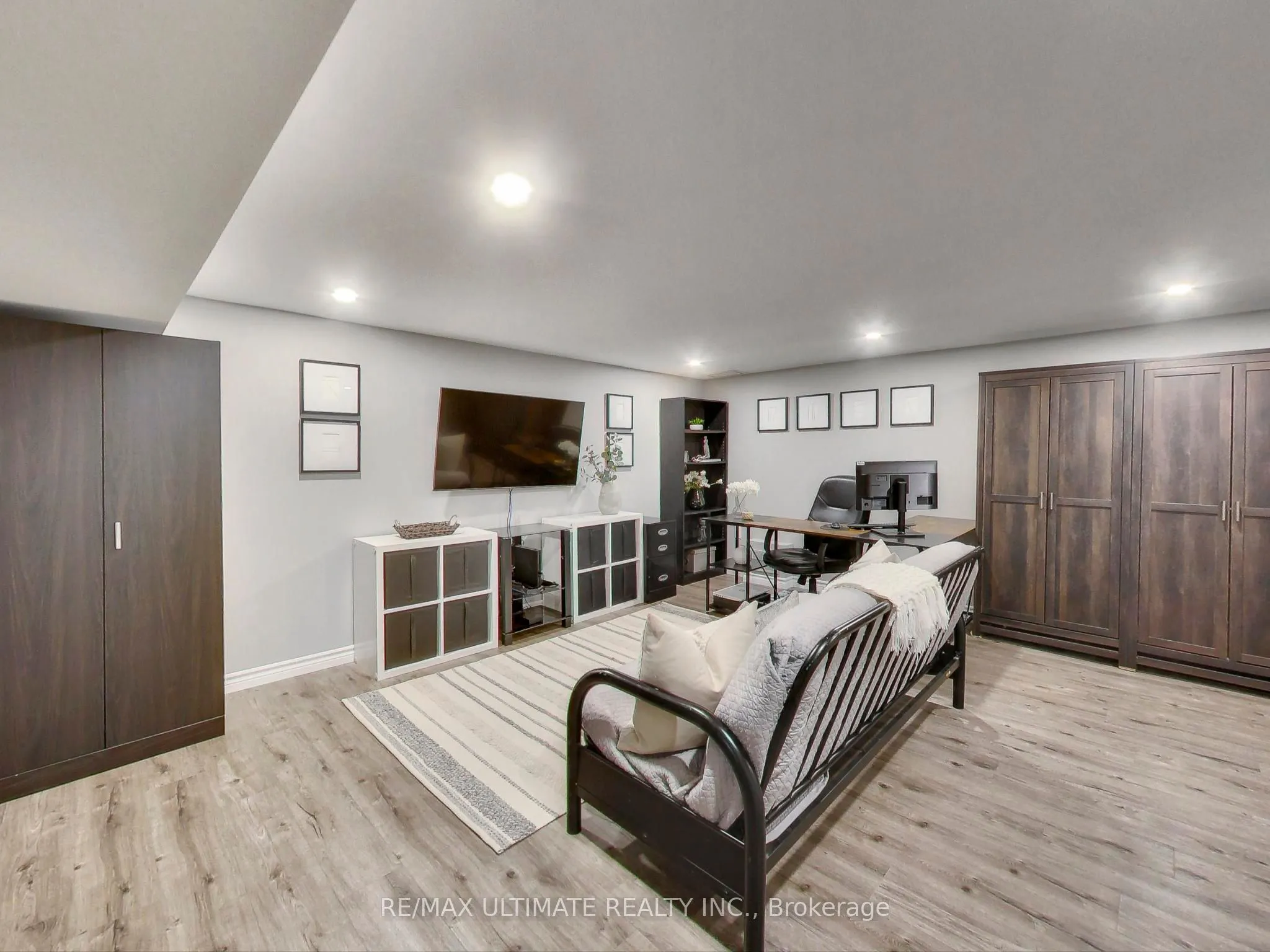 496 Elgin Street N