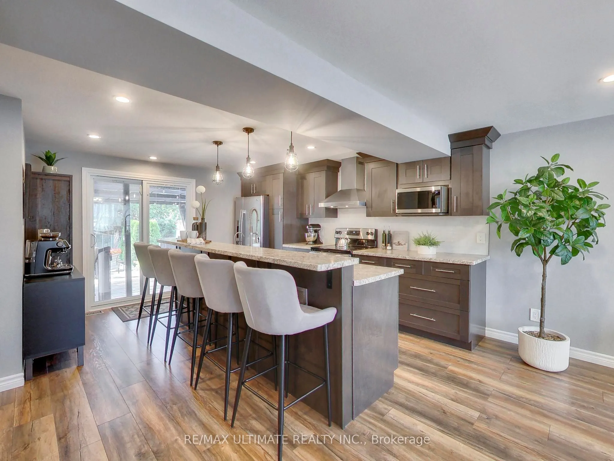 496 Elgin Street N