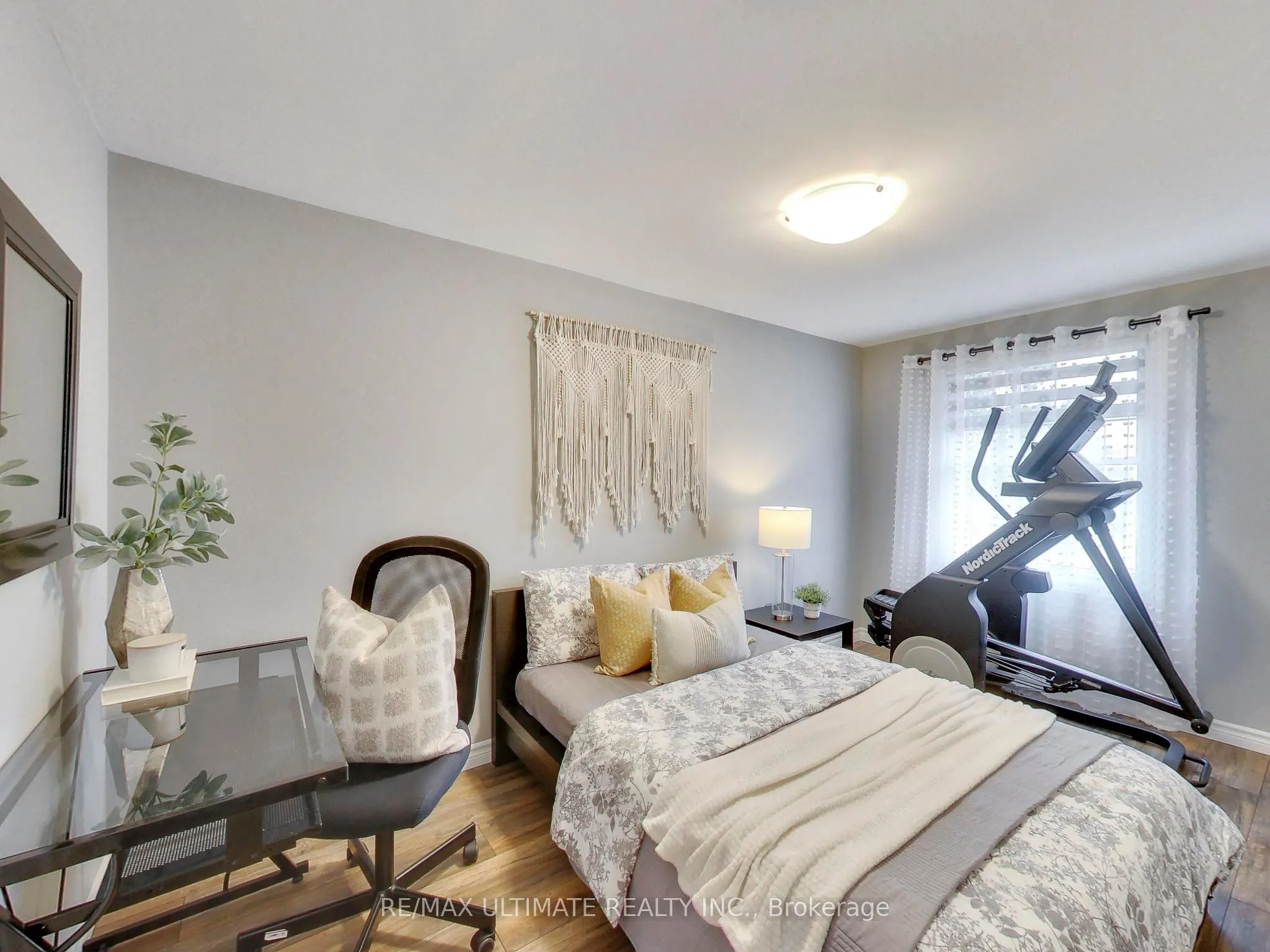 496 Elgin Street N