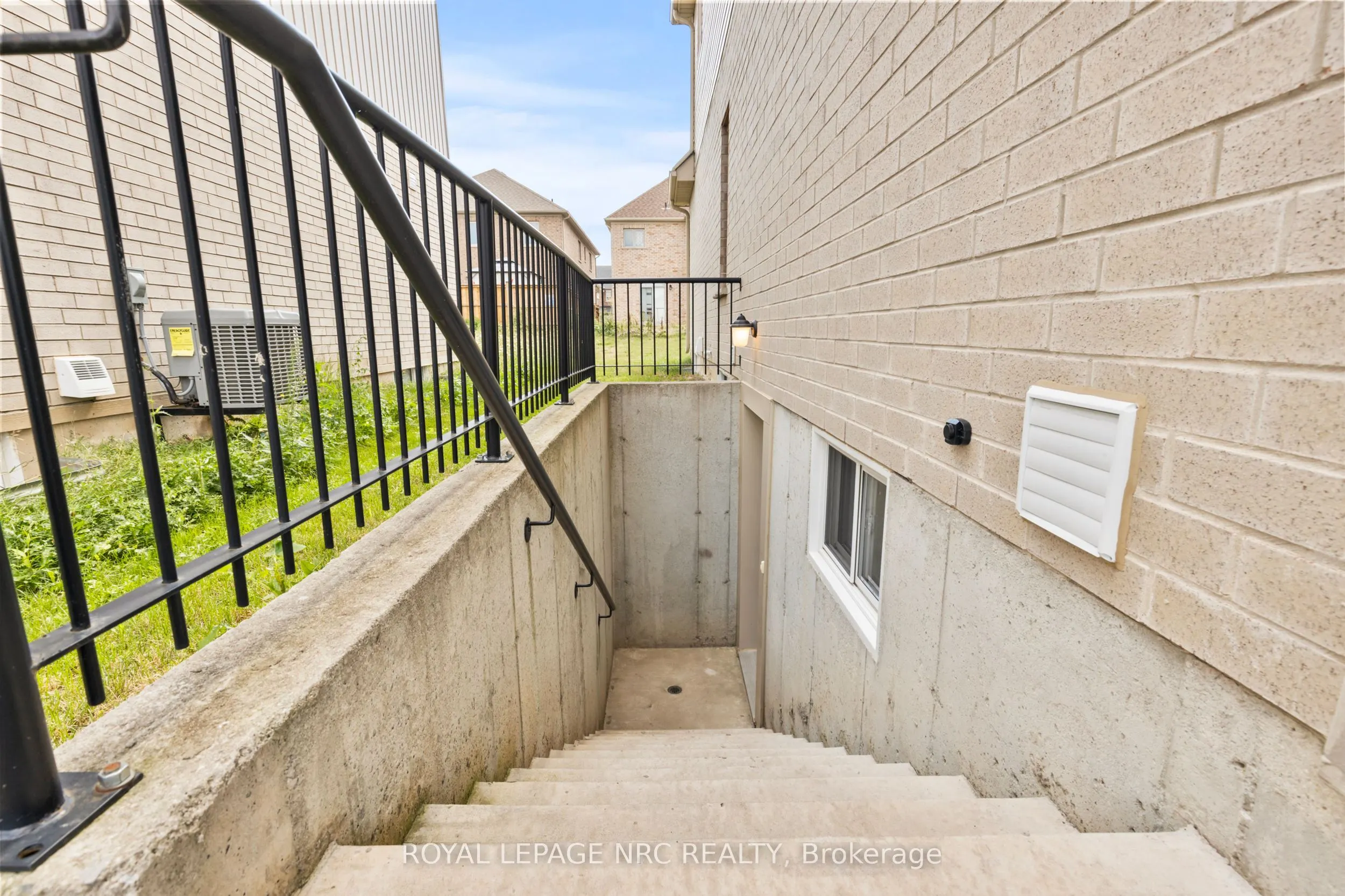 25 Autumn Avenue S