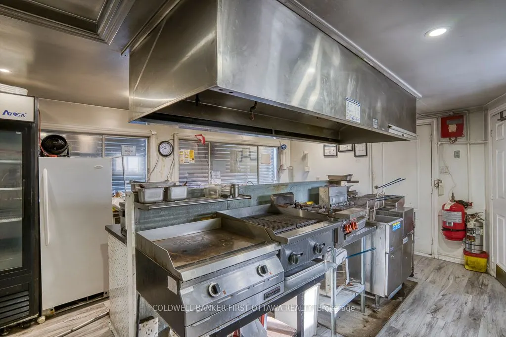 106 Broadway Street W