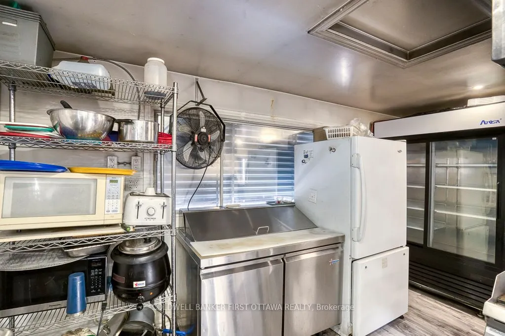 106 Broadway Street W