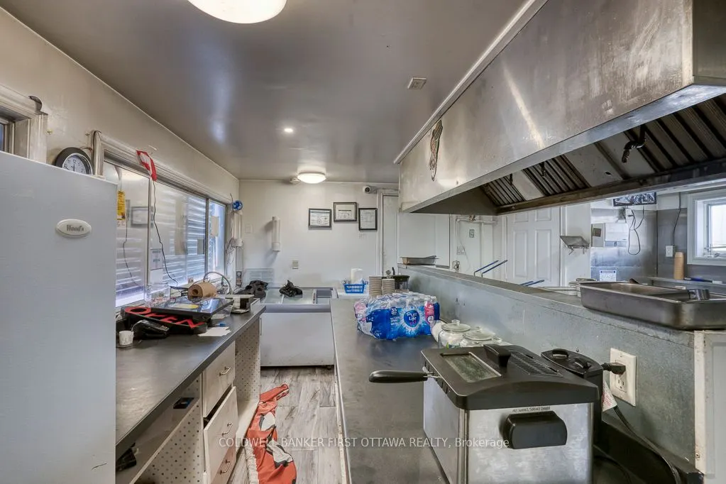 106 Broadway Street W