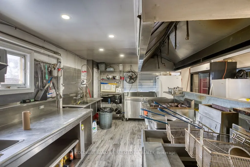 106 Broadway Street W