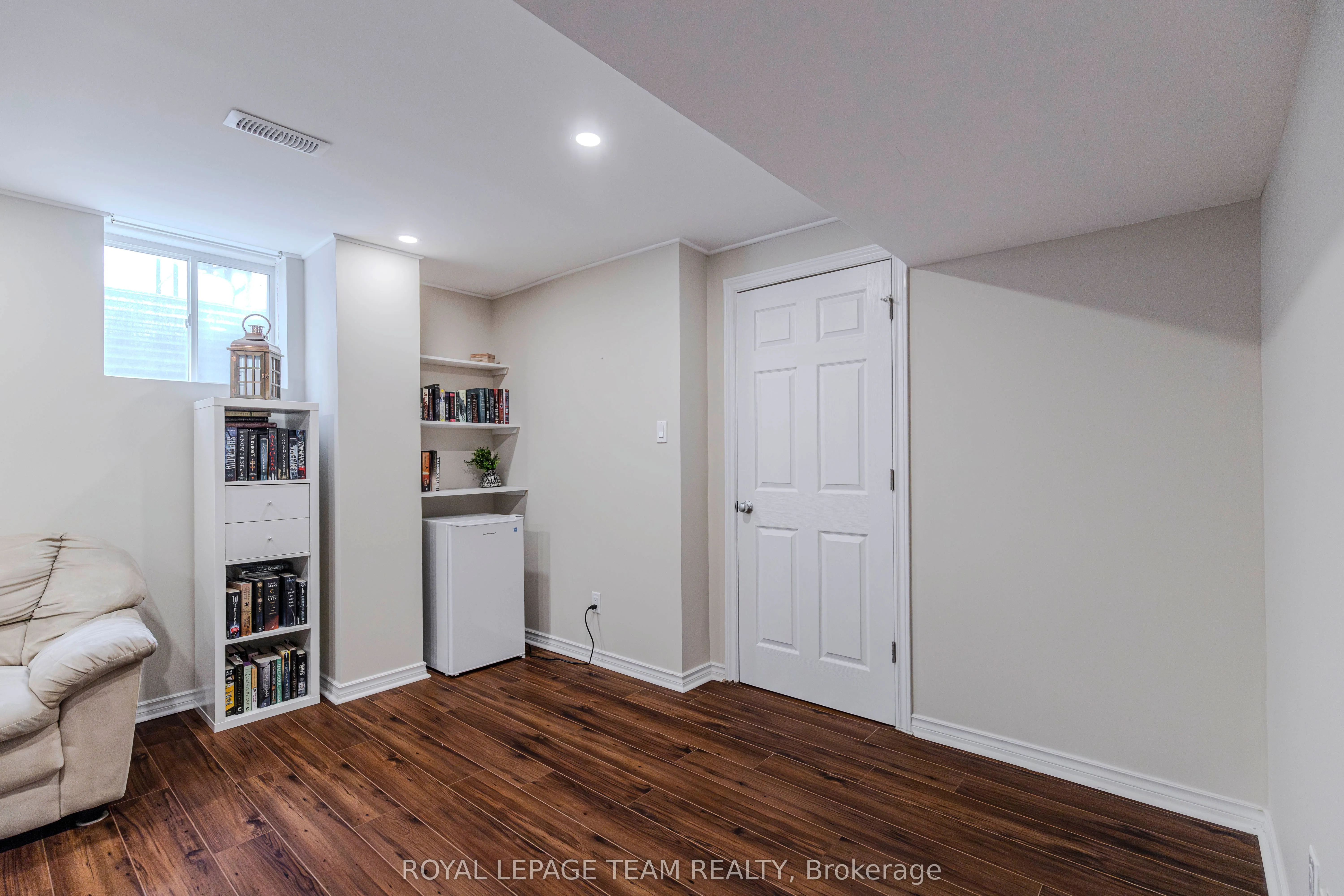 466 Meadowhawk Crescent