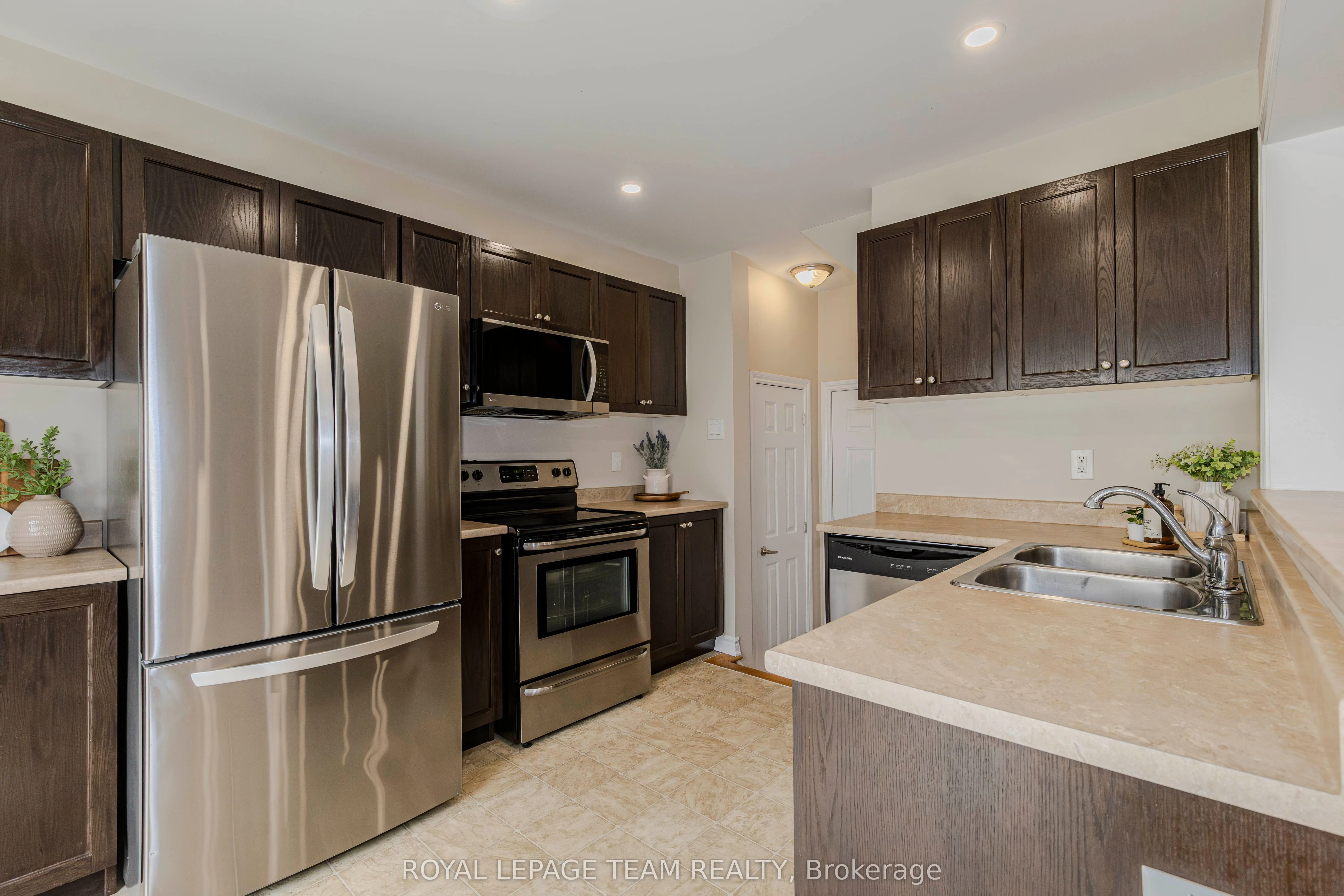 466 Meadowhawk Crescent