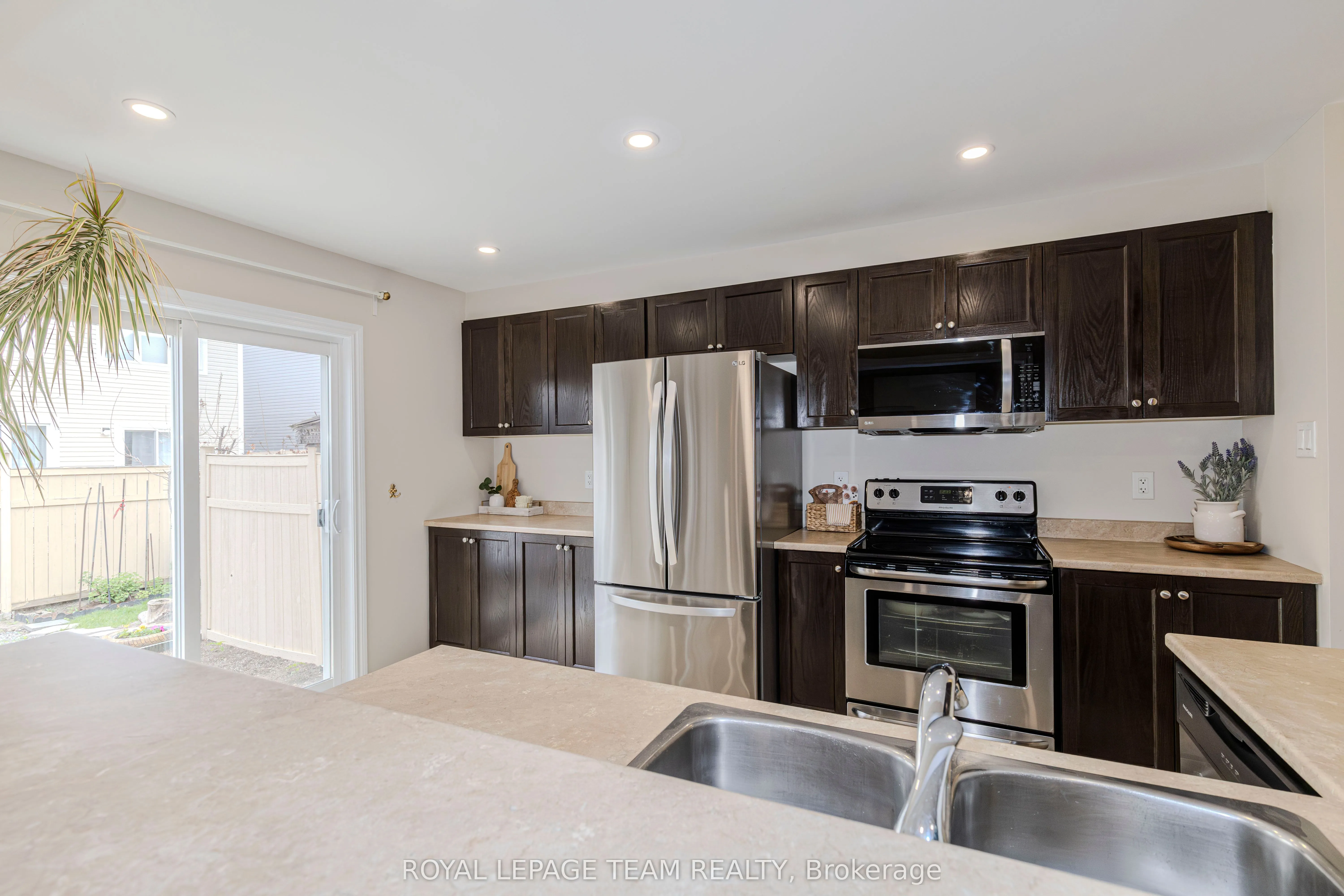466 Meadowhawk Crescent