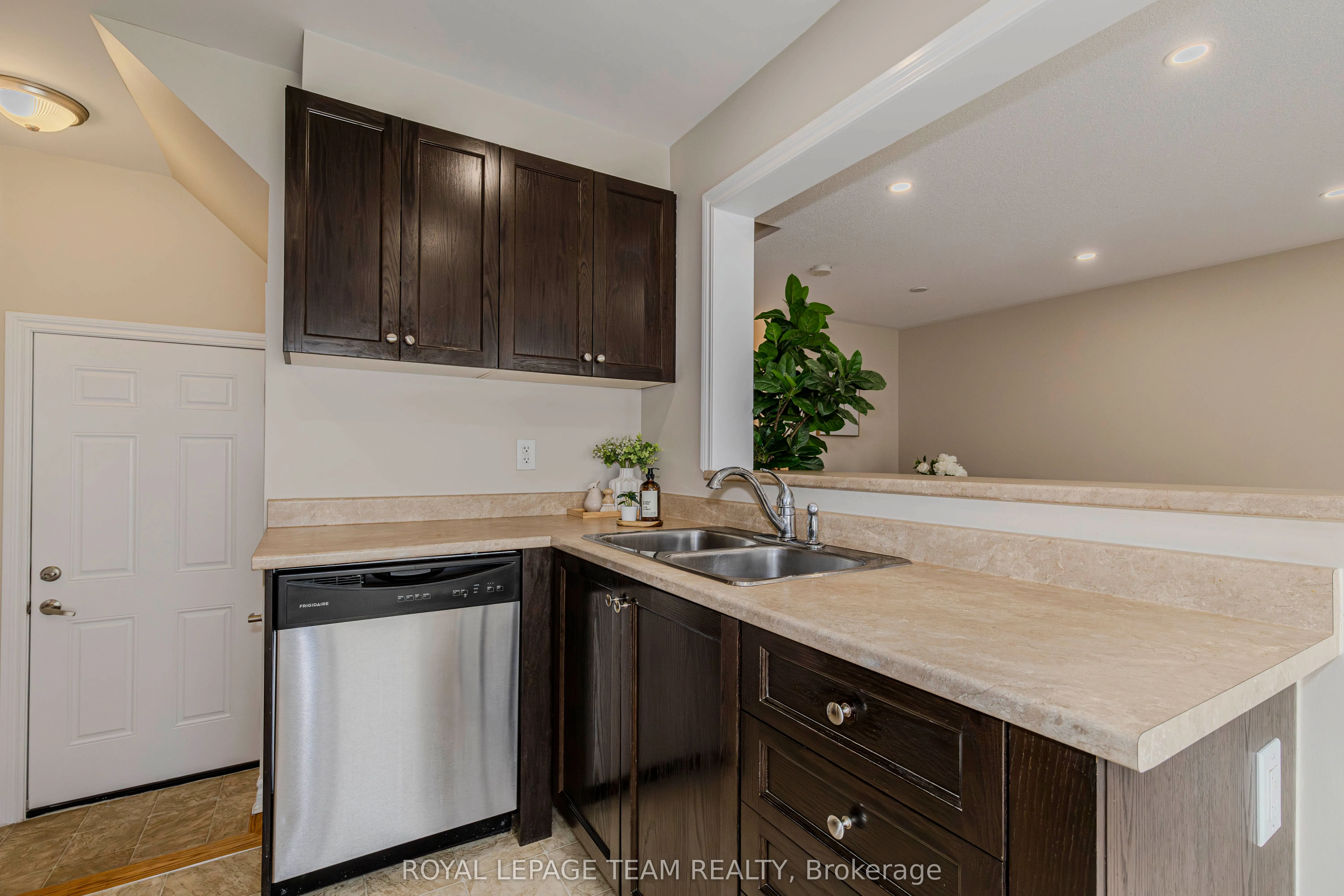 466 Meadowhawk Crescent